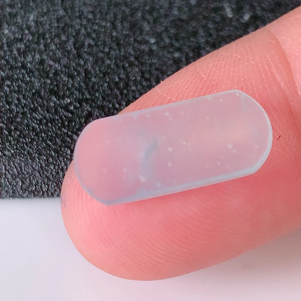 自然光实拍，冰种雪花棉翡翠马鞍戒面，蛋面，翠色灵动，玉质细腻，颜色漂亮，品相佳，佩戴佳品！#00.20尺寸17*7.2*3mm