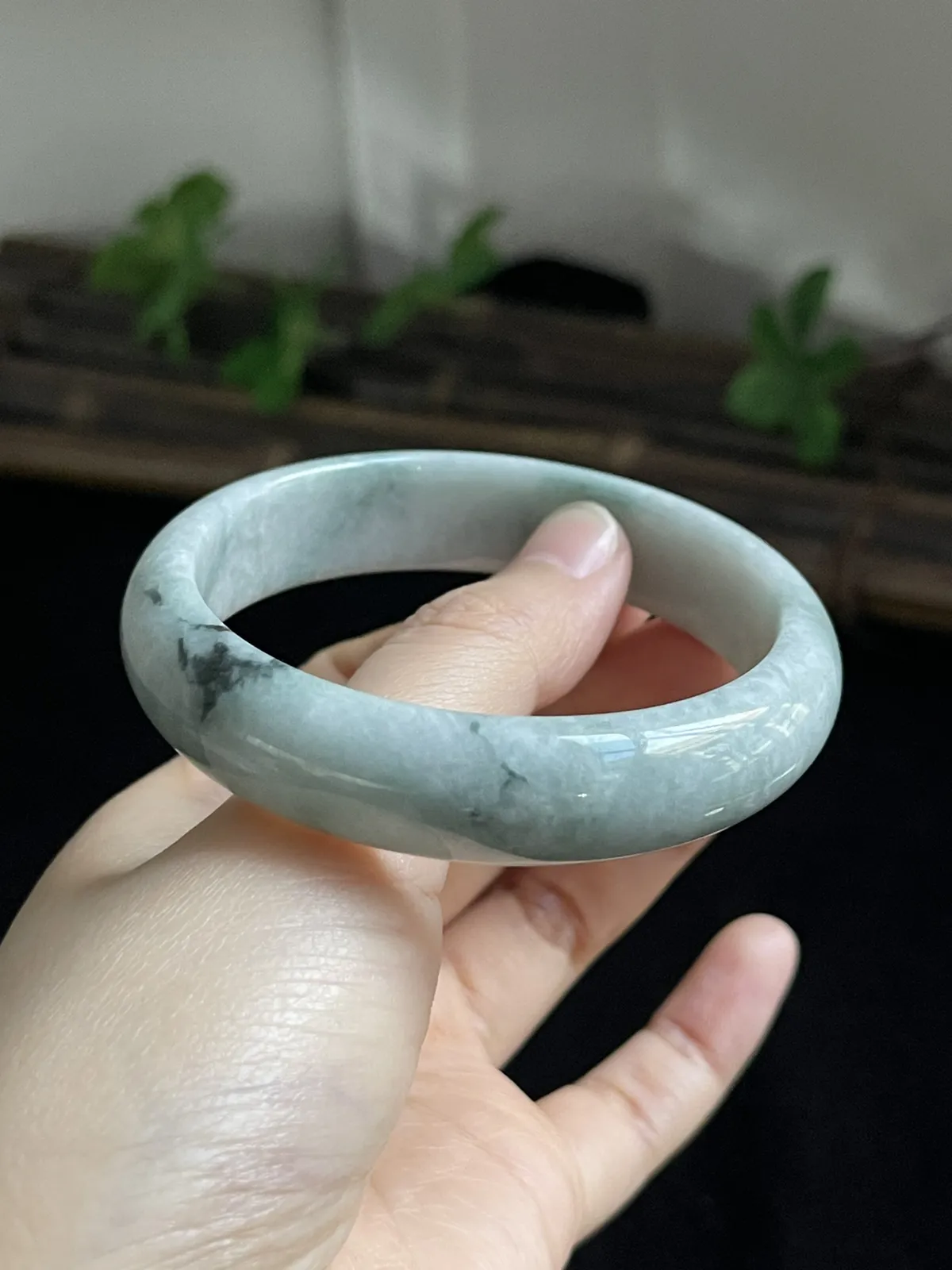 正圈57.2圈口，翡翠手镯，种老肉细，飘三抹绿花灵动漂亮