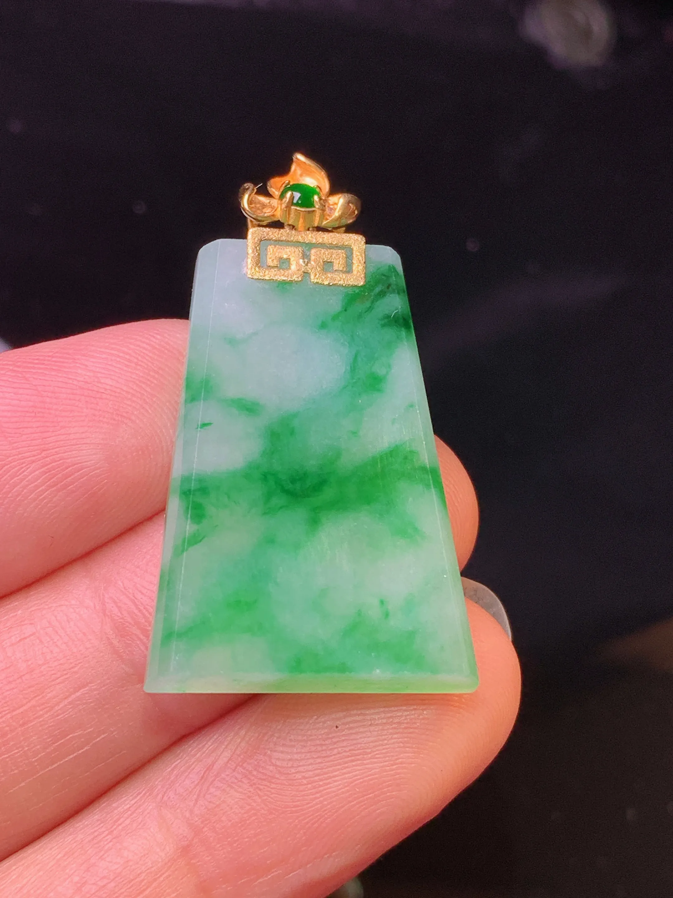 18k金镶嵌飘绿无事牌吊坠 玉质细腻 色泽清新艳丽 整体尺寸36*19.5*3.8