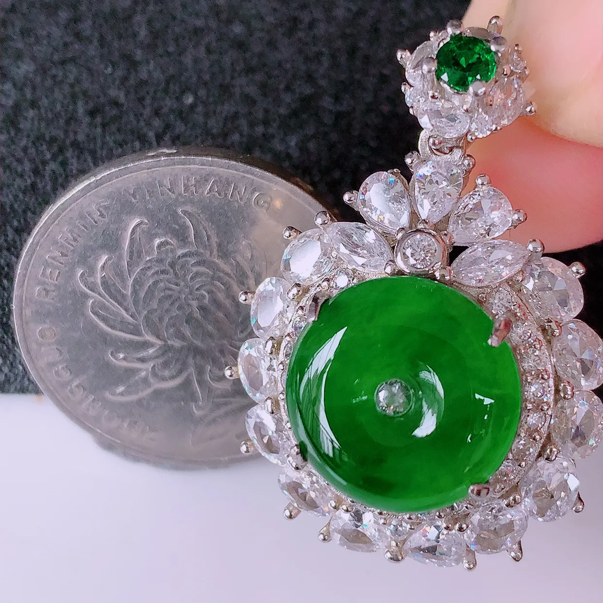 冰透满绿翡翠925银镶嵌平安扣吊坠，自然光实拍，翠色灵动，颜色漂亮，种老水足，品相佳，佩戴佳品！#97.20整体33*24.5-10裸石13.2-13.2