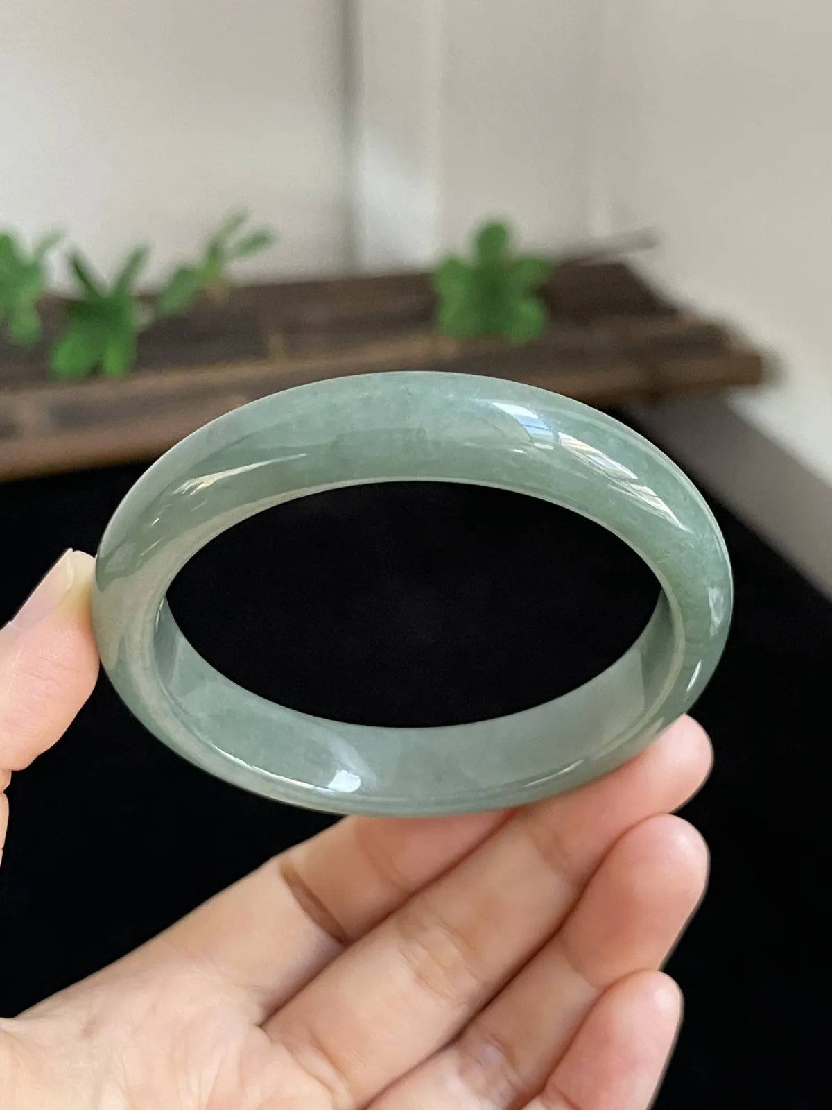 正圈56.5圈口，翡翠糯化种淡绿色手镯