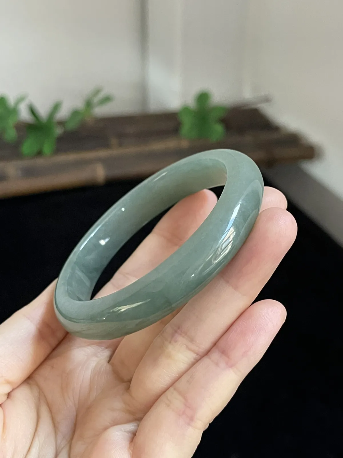 正圈56.5圈口，翡翠糯化种淡绿色手镯