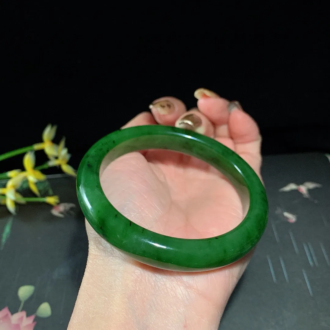 和田玉58.5圈口菠菜绿碧玉手镯！圈口58.5宽12玉质细腻油润 底色纯净 无纹裂 脂粉好，品质高