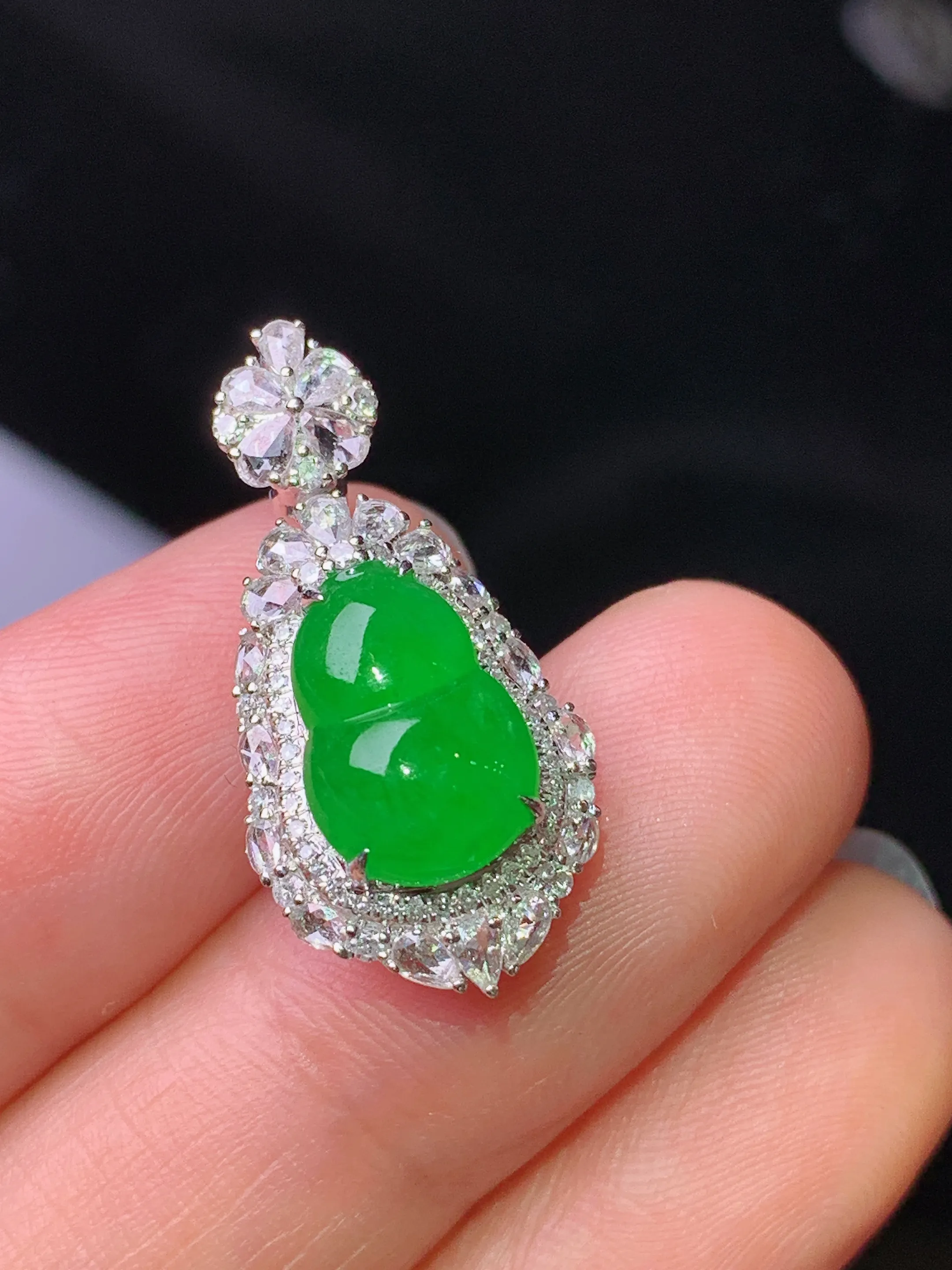 18k金钻镶嵌满绿葫芦吊坠 玉质细腻 色泽清新艳丽 整体尺寸25.2*12.5*9.8