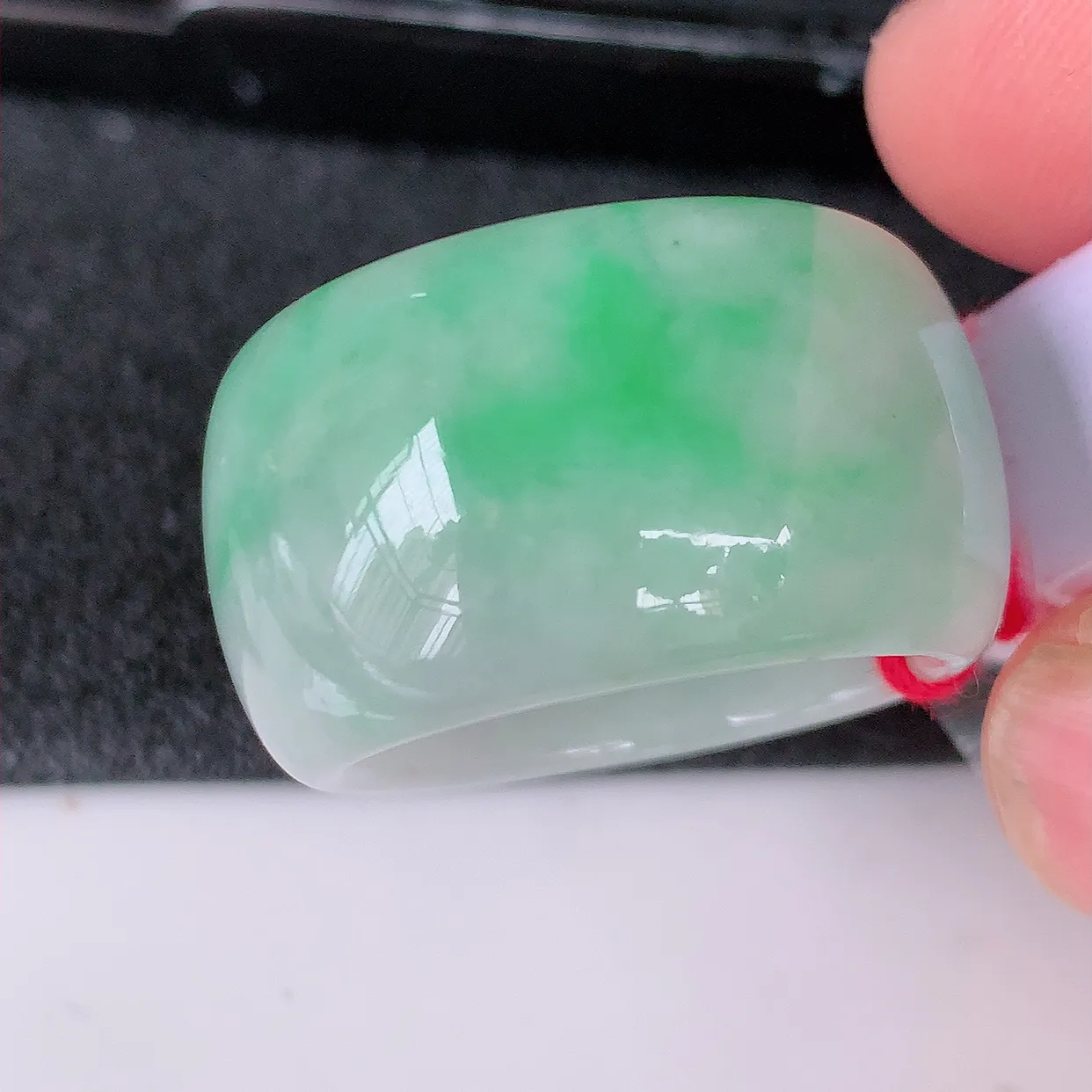 自然光实拍，20.2mm内径飘绿翡翠扳指，冰润指环，玉扳指，戒指，财源滚滚，玉质细腻起胶，24圈口，