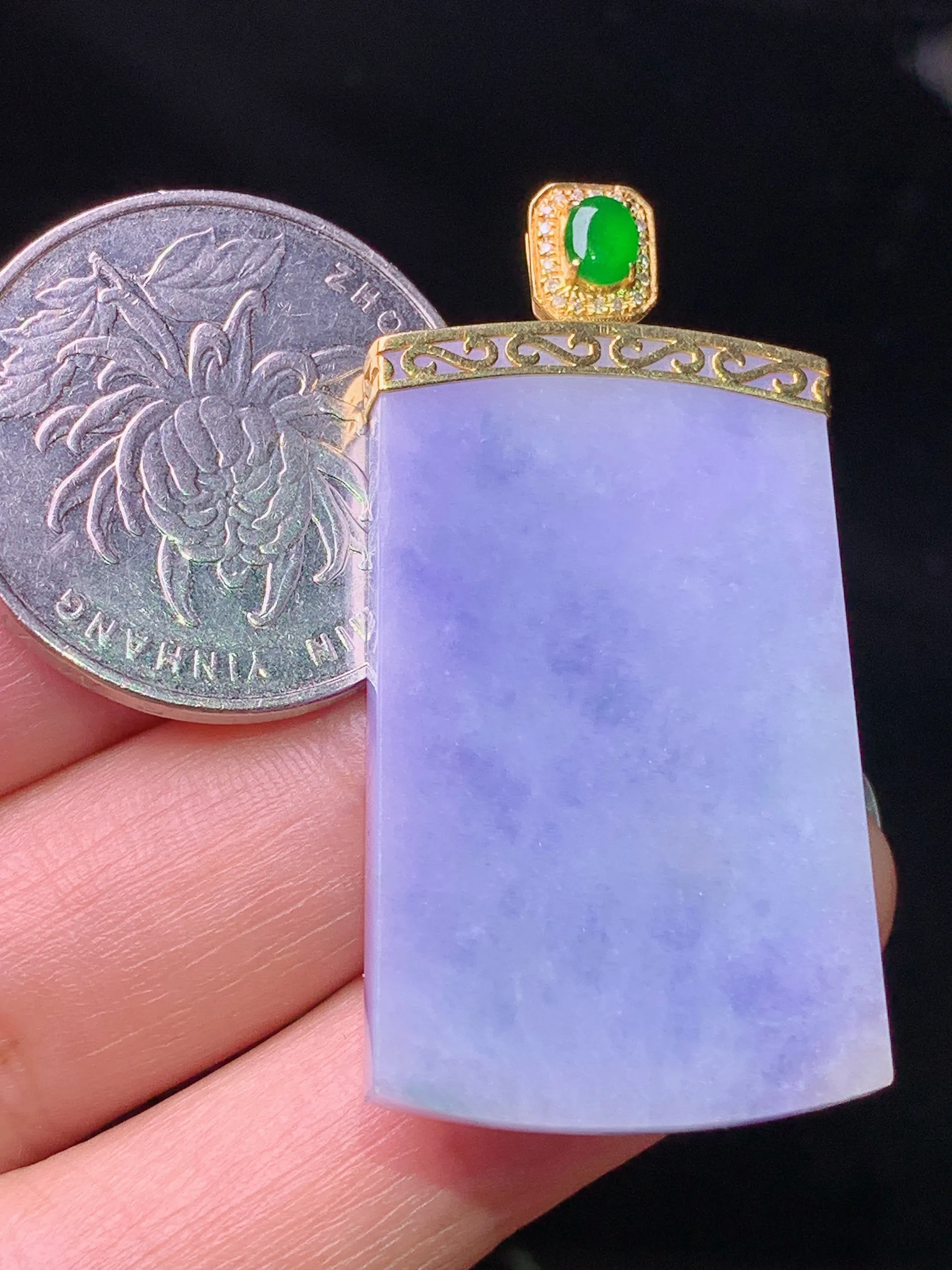 18k金钻镶嵌紫罗兰无事牌吊坠 玉质细腻 色泽清新艳丽 整体尺寸43.2*22.3*3.5