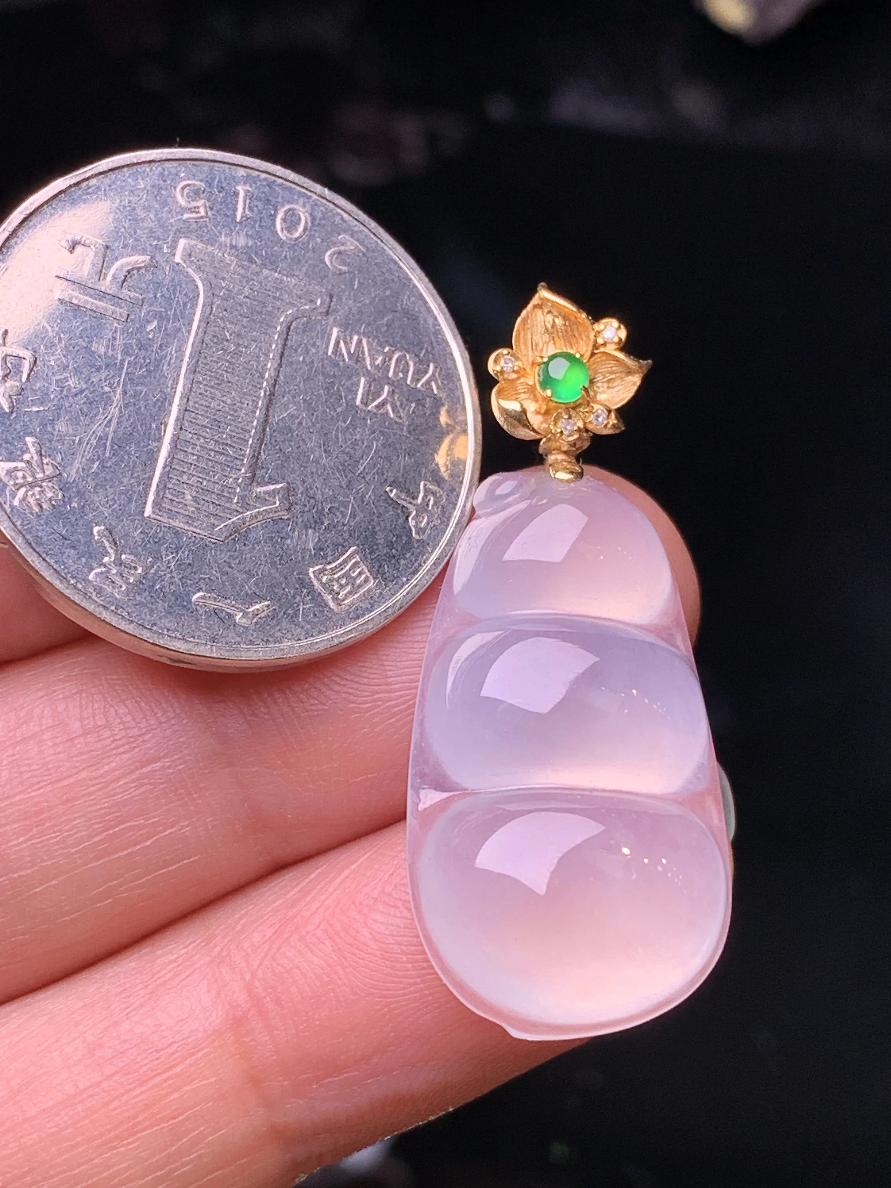 18k金钻镶嵌冰种四季豆吊坠 玉质细腻 色泽清新艳丽 整体尺寸34.5*14.2*5.7