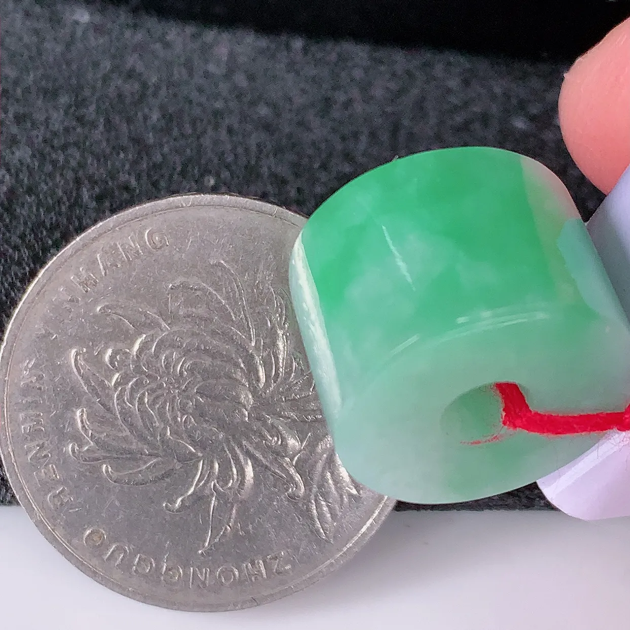 自然光实拍，水润飘绿翡翠路路通吊坠，寓意时来运转、财源滚滚，款式新颖时尚，日常百搭的款！配银链#39.20