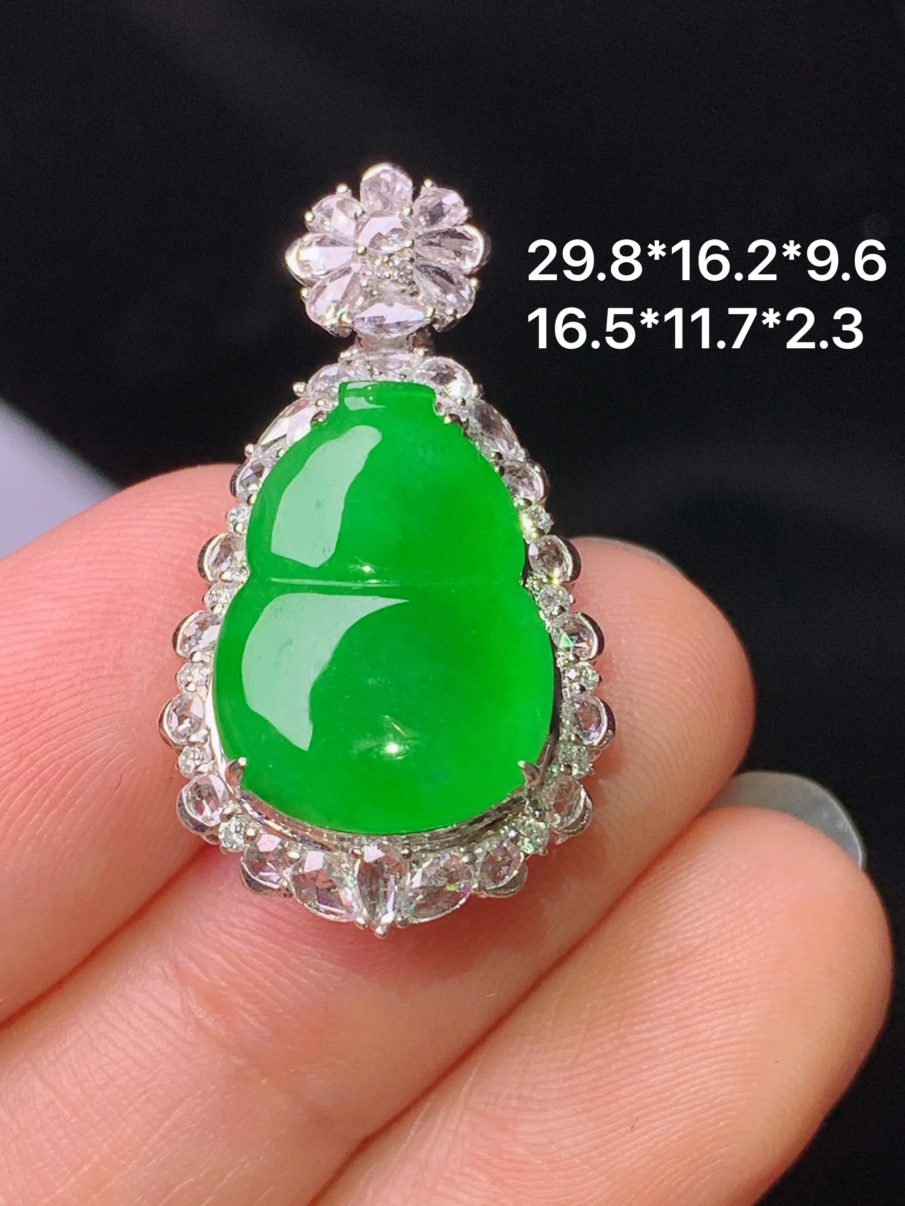 18k金钻镶嵌满绿葫芦吊坠 玉质细腻 色泽清新艳丽 整体尺寸29.8*16.2*9.6