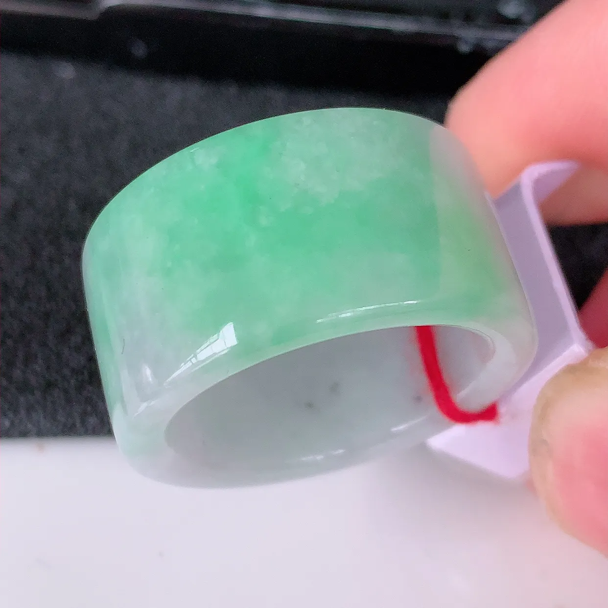 自然光实拍，21.3mm内径飘绿翡翠扳指，冰润指环，玉扳指，戒指，财源滚滚，玉质细腻起胶，27圈口，