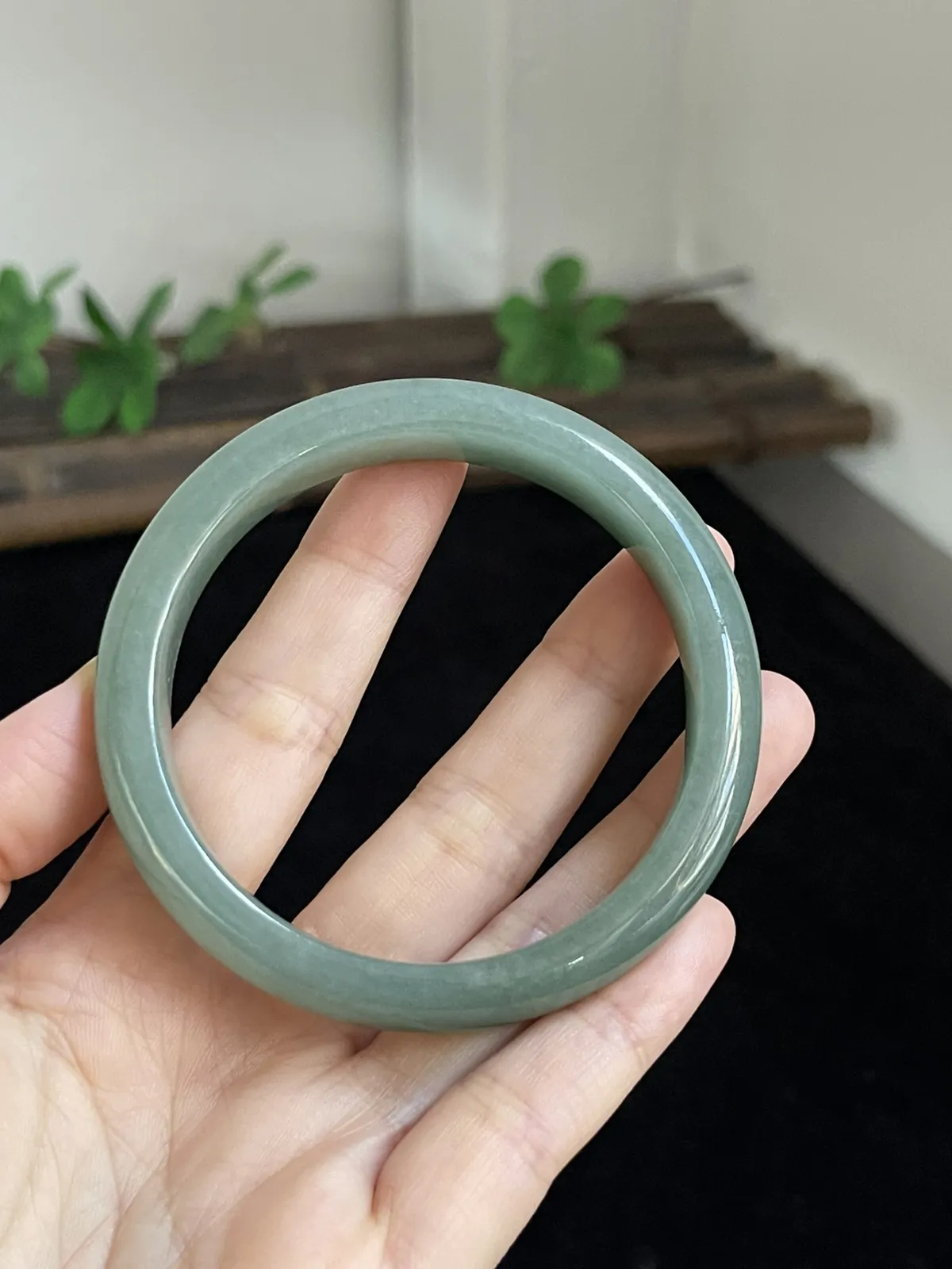 正圈56.5圈口，翡翠糯化种淡绿色手镯