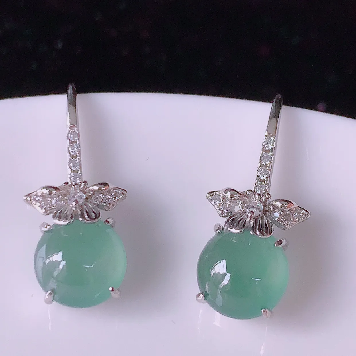 冰透满绿翡翠925银镶嵌耳坠，自然光实拍，翠色灵动，颜色漂亮，种老水足，品相佳，佩戴佳品！#97.20整体21*9*5.5裸石尺寸8*8