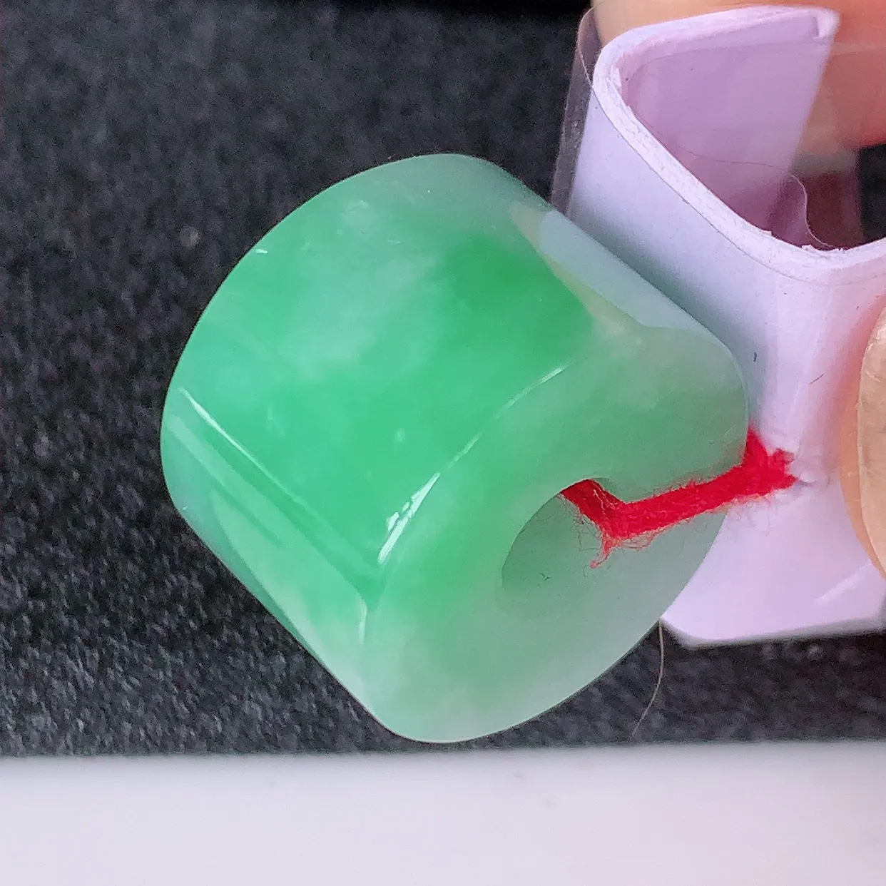 自然光实拍，水润飘绿翡翠路路通吊坠，寓意时来运转、财源滚滚，款式新颖时尚，日常百搭的款！配银链#39.20