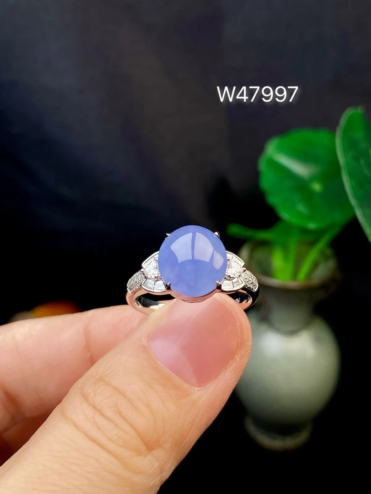 【冰种紫蛋面戒指】质地细腻，饱满度很好，晶莹剔透，18k金钻镶嵌，裸石尺寸10.1*9.2*3.8毫