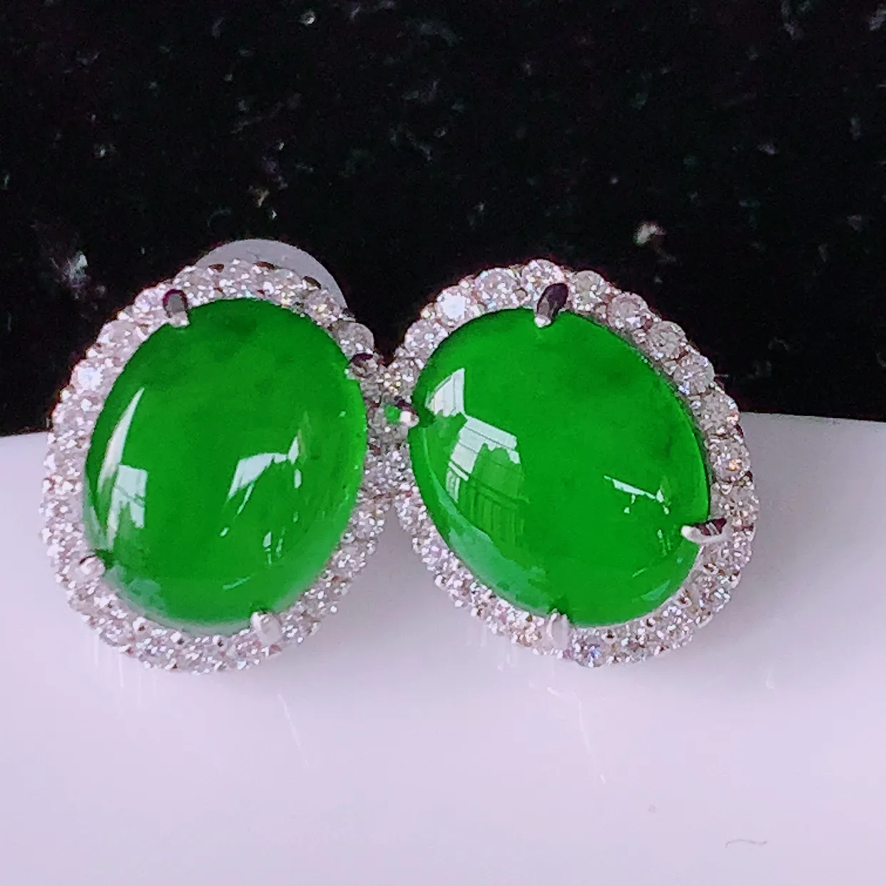 冰透满绿翡翠925银镶嵌耳钉，自然光实拍，翠色灵动，颜色漂亮，种老水足，品相佳，佩戴佳品！#97.2