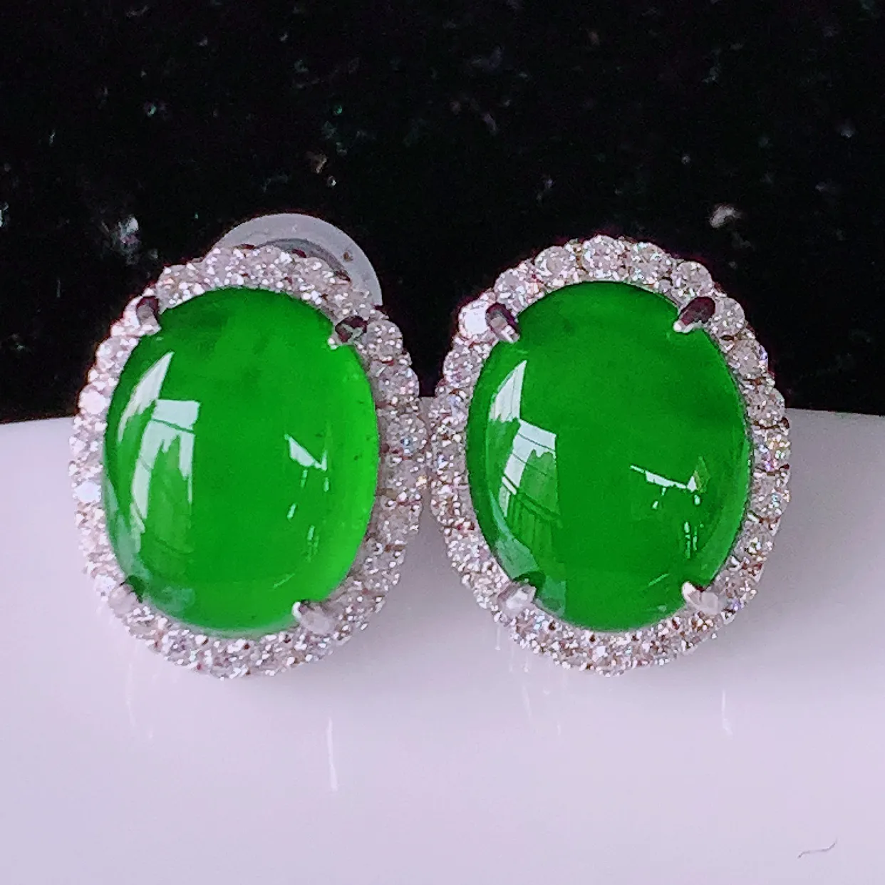 冰透满绿翡翠925银镶嵌耳钉，自然光实拍，翠色灵动，颜色漂亮，种老水足，品相佳，佩戴佳品！#97.2