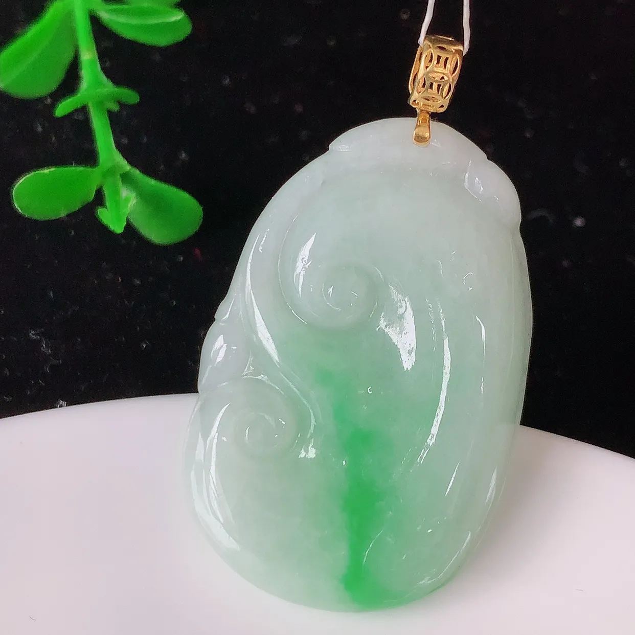 18K金镶嵌水润飘绿翡翠如意吊坠，简单的镶嵌设计、让玉坠百搭又精致，寓意着吉祥，事事如意！#35.20