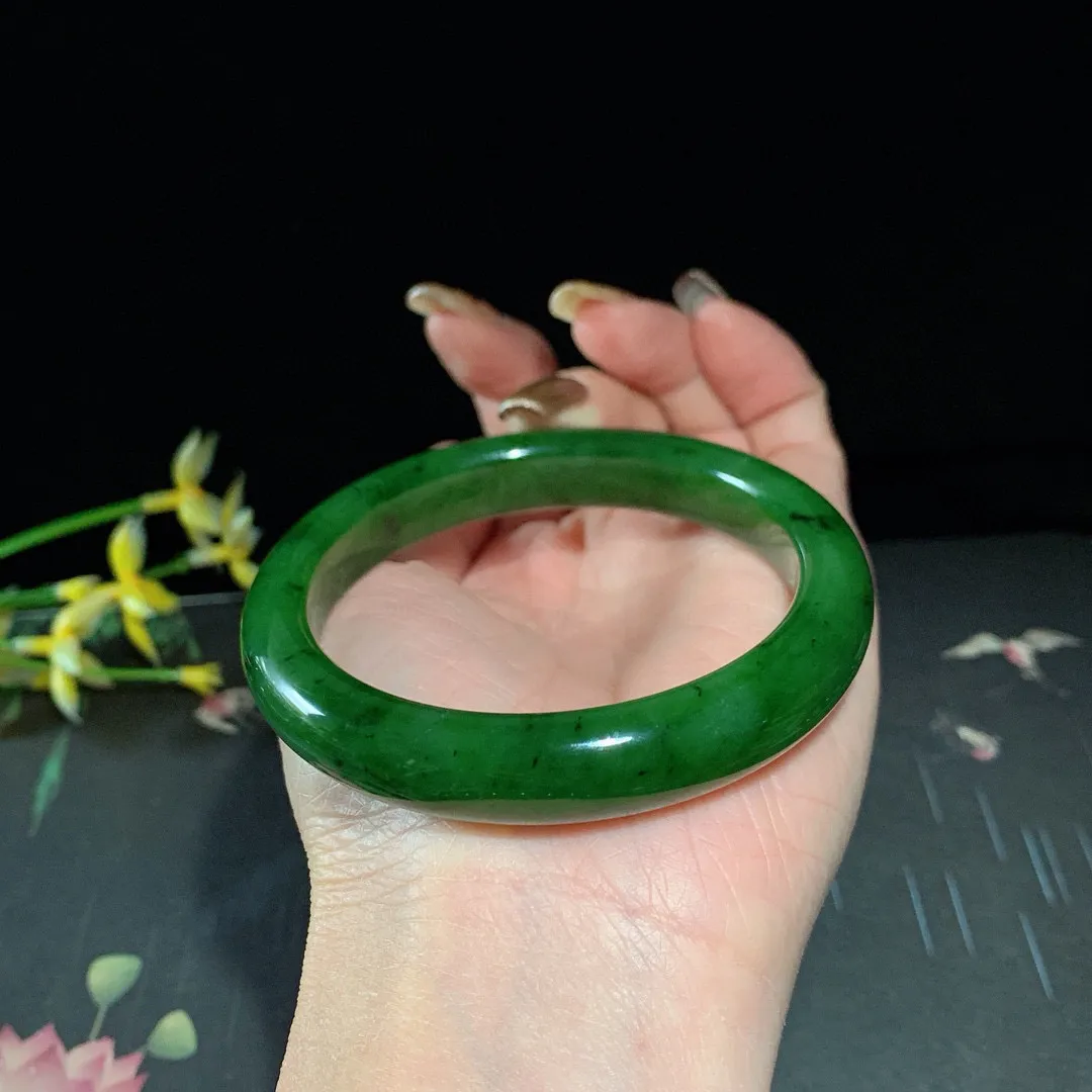 和田玉58.5圈口菠菜绿碧玉手镯！圈口58.5宽12玉质细腻油润 底色纯净 无纹裂 脂粉好，品质高