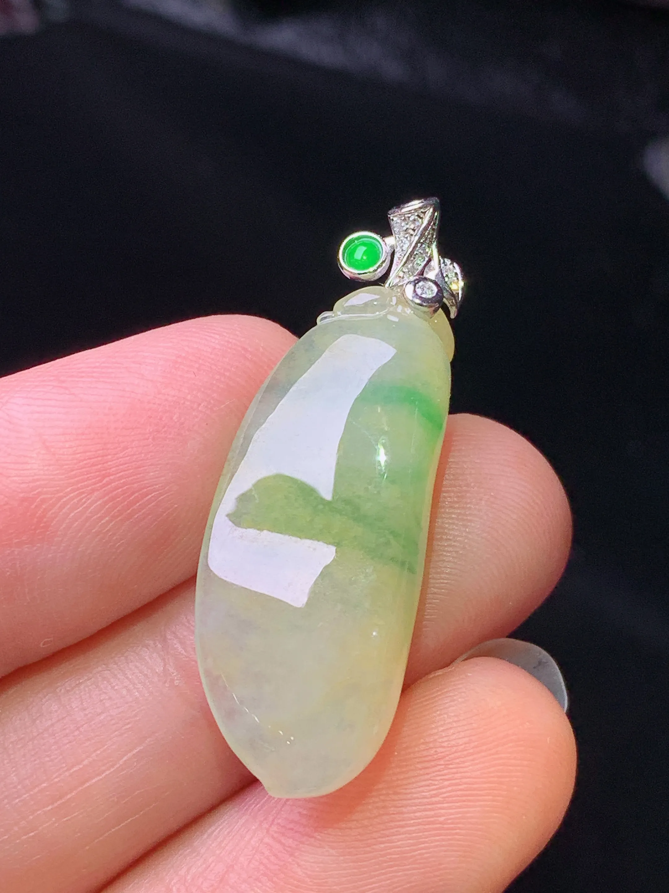 18k金钻镶嵌飘绿黄翡福瓜吊坠 玉质细腻 色泽清新艳丽 整体尺寸33.6*12*6