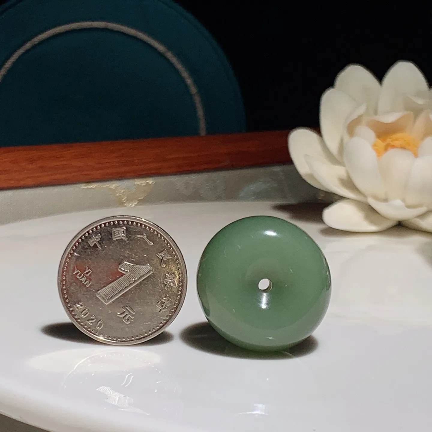 和田玉粉青俄罗斯碧玉平安扣挂件。尺寸23/14重14克。玉质细腻油润。手推出油。佩戴高端典雅。lt251220