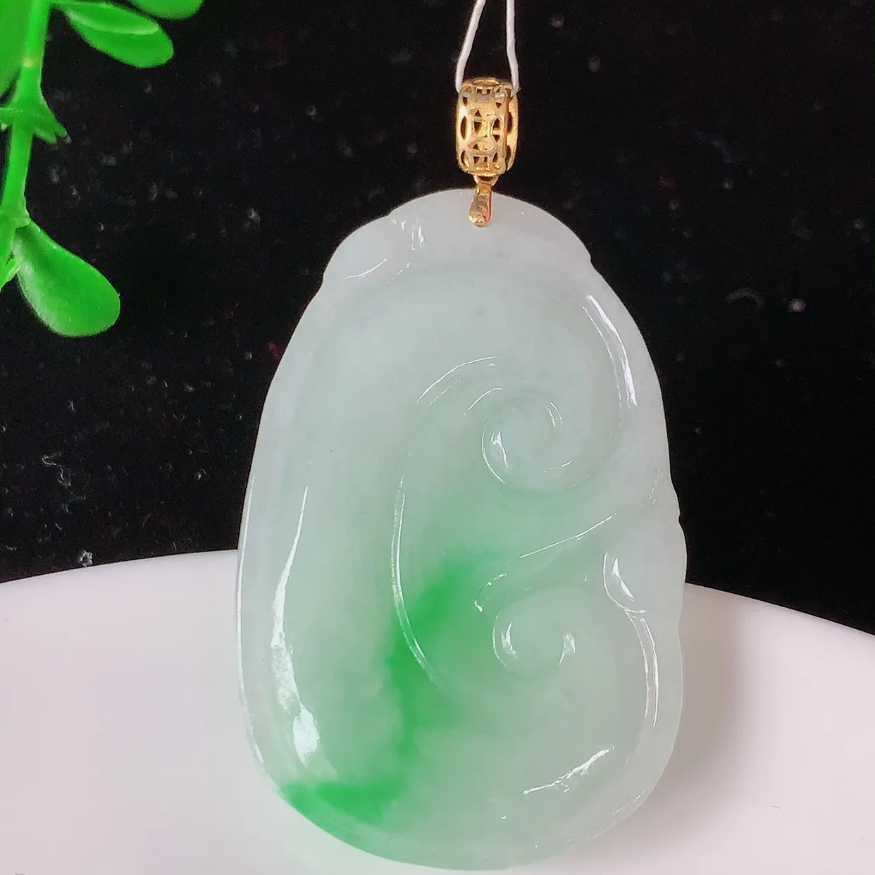 18K金镶嵌水润飘绿翡翠如意吊坠，简单的镶嵌设计、让玉坠百搭又精致，寓意着吉祥，事事如意！#35.20