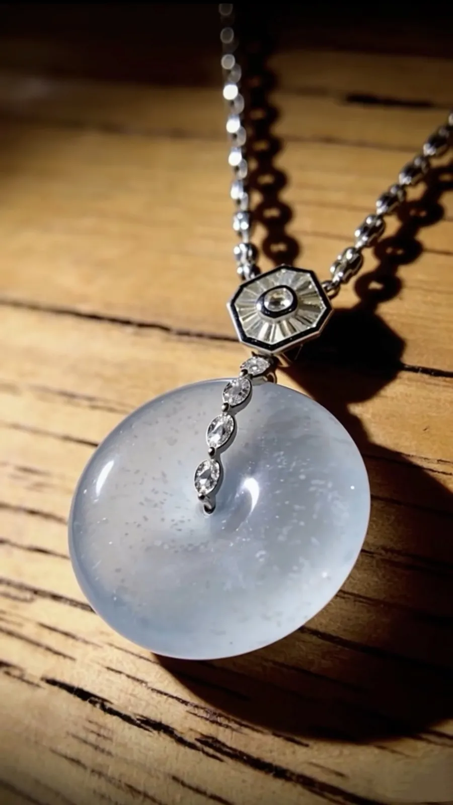 【平安顺遂】，木那雪花料厚装平安扣子，
38.5-裸石25.2-7.5mm，10.98g，
18K金，南非钻，不配链