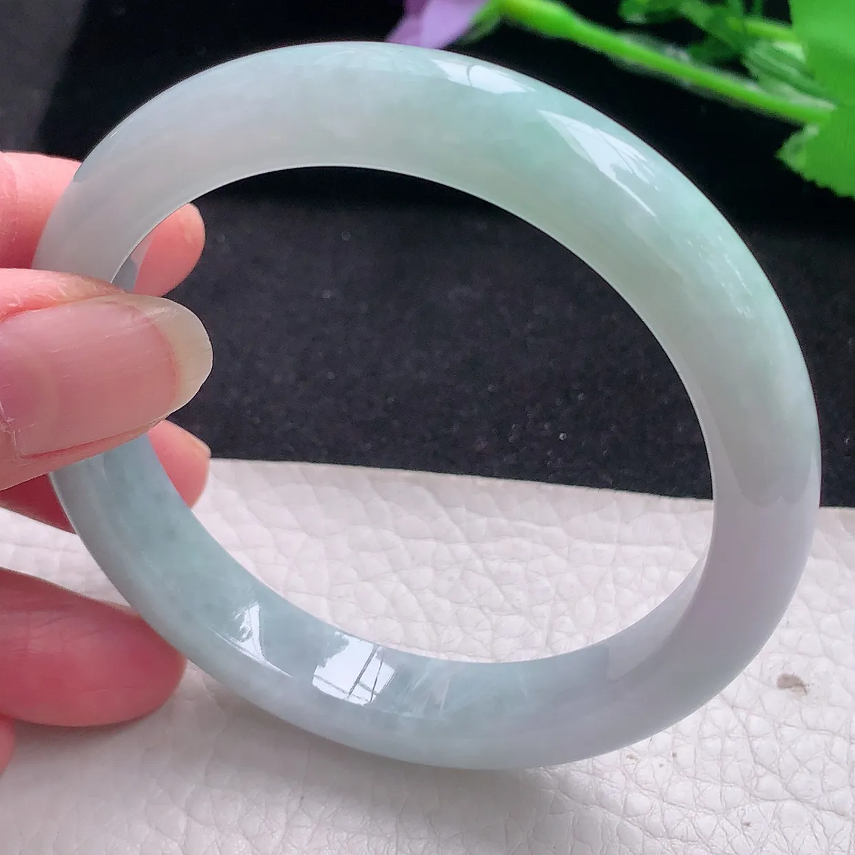 n自然光58*11*8.3平安镯 翡翠A货玉手镯浅绿清新宽边玉手环