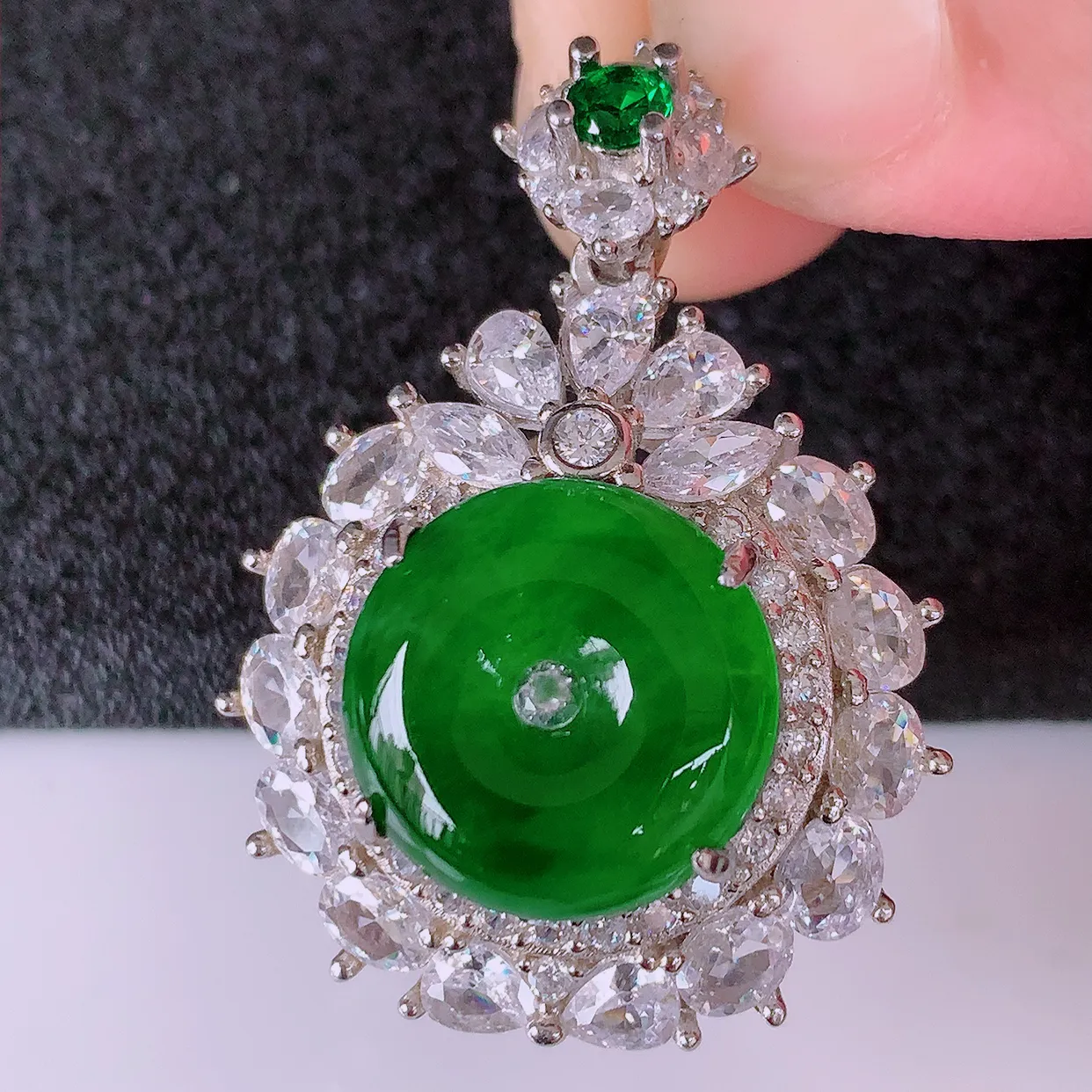 冰透满绿翡翠925银镶嵌平安扣吊坠，自然光实拍，翠色灵动，颜色漂亮，种老水足，品相佳，佩戴佳品！#97.20整体33*24.5-10裸石13.2-13.2