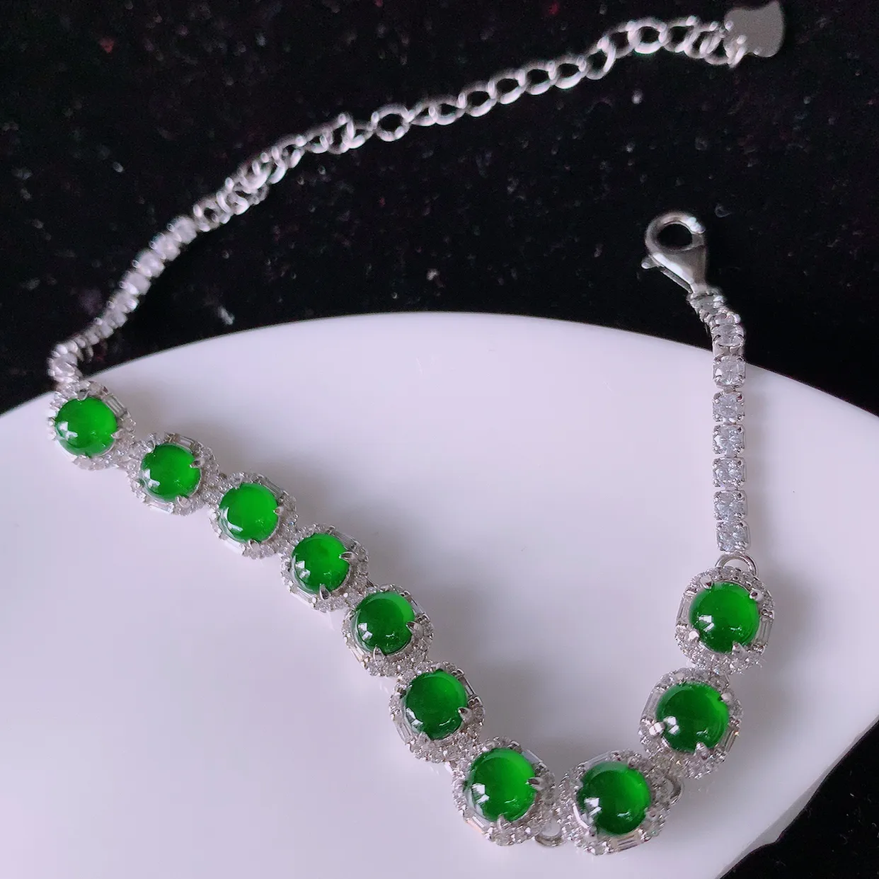 冰透满绿翡翠925银镶嵌手链，自然光实拍，翠色灵动，颜色漂亮，种老水足，品相佳，佩戴佳品！#97.20取一整体7*5.8*5.5裸石4.2*4.2