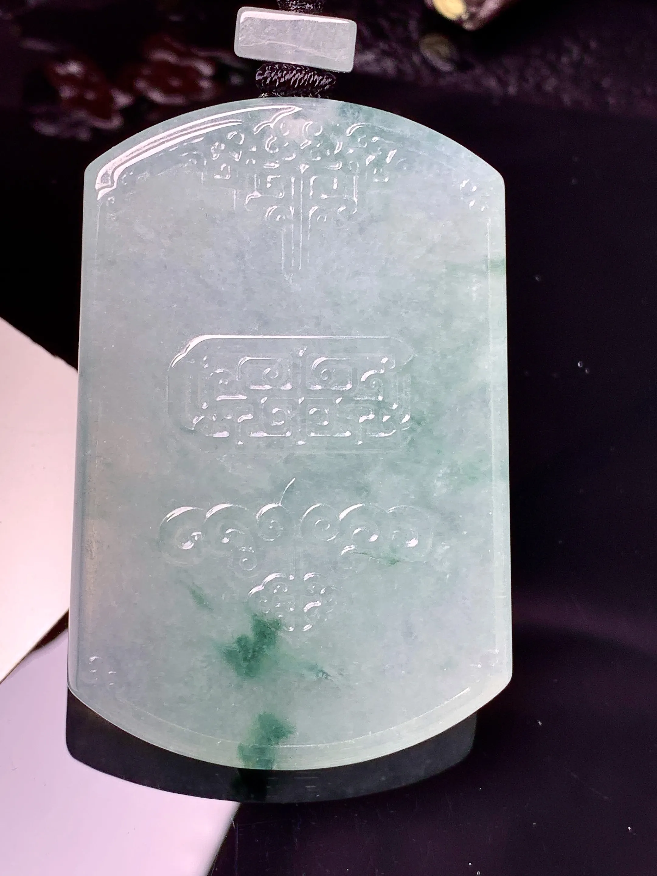 飘绿无事牌吊坠 玉质细腻 色泽清新艳丽 整体尺寸54.3*36.8*5.8