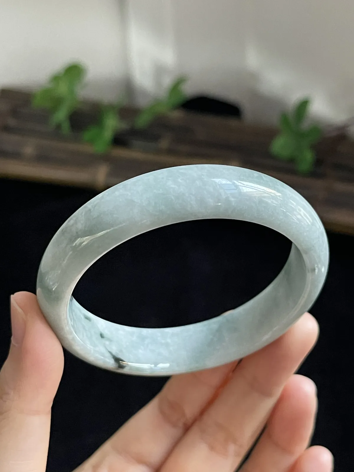 正圈57.2圈口，翡翠手镯，种老肉细，飘三抹绿花灵动漂亮