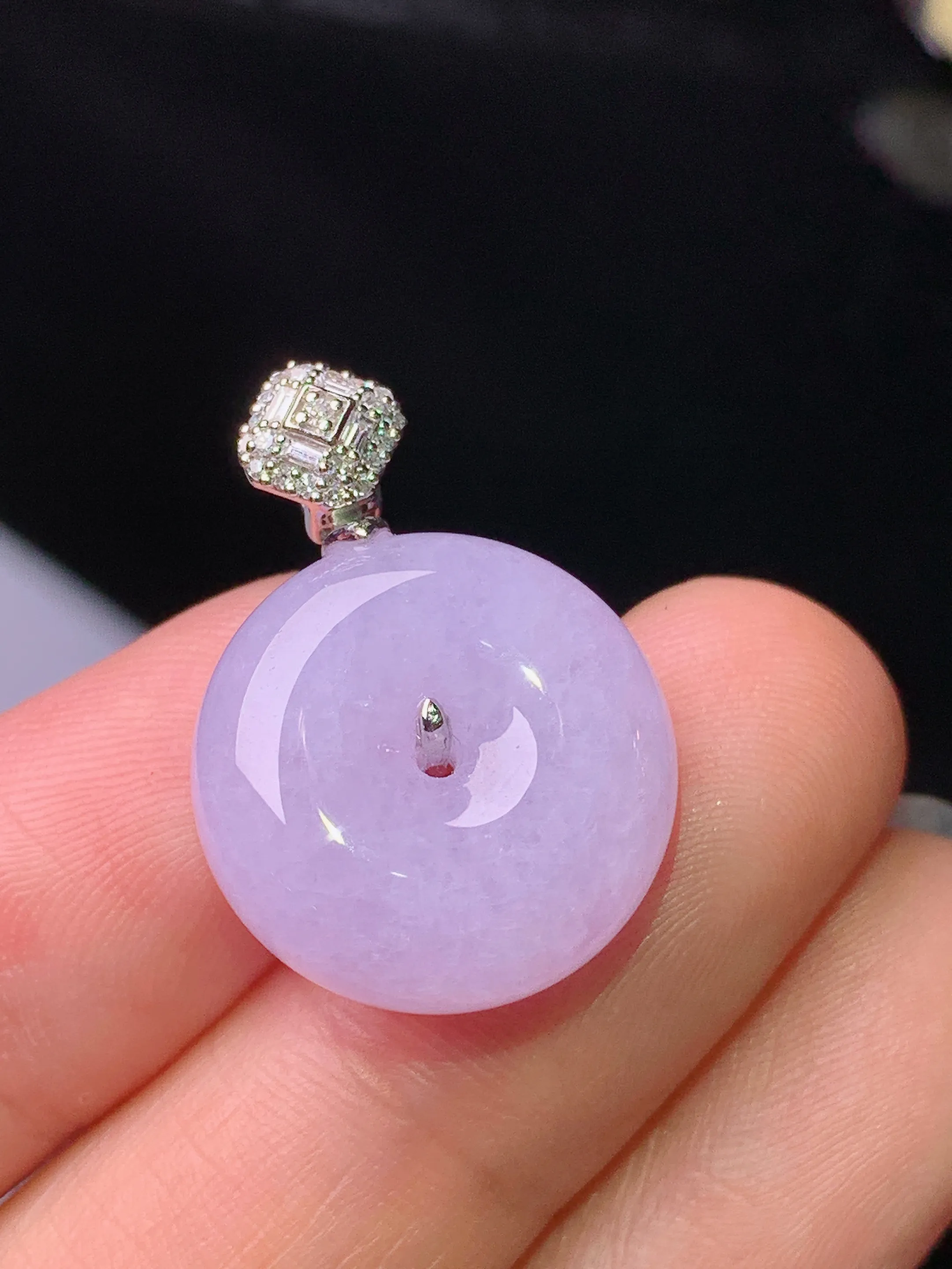 18k金钻镶嵌紫罗兰平安扣吊坠 玉质细腻 色泽清新艳丽 整体尺寸24*17*7.3