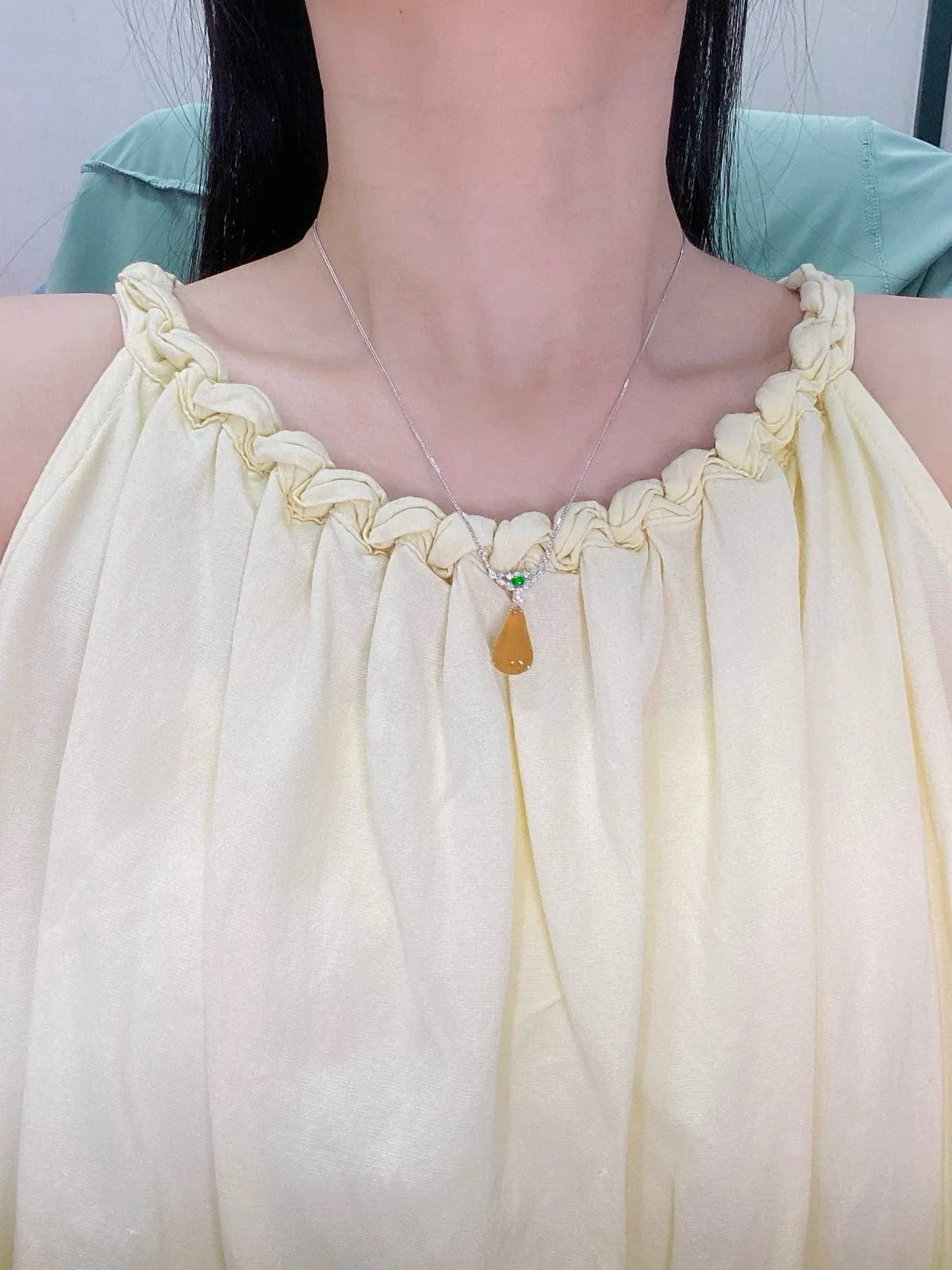 【冰种黄翡水滴吊坠】质地细腻，冰润透亮，光泽出众，18k金钻镶嵌，裸石尺寸16.5*9.8*4.3毫米