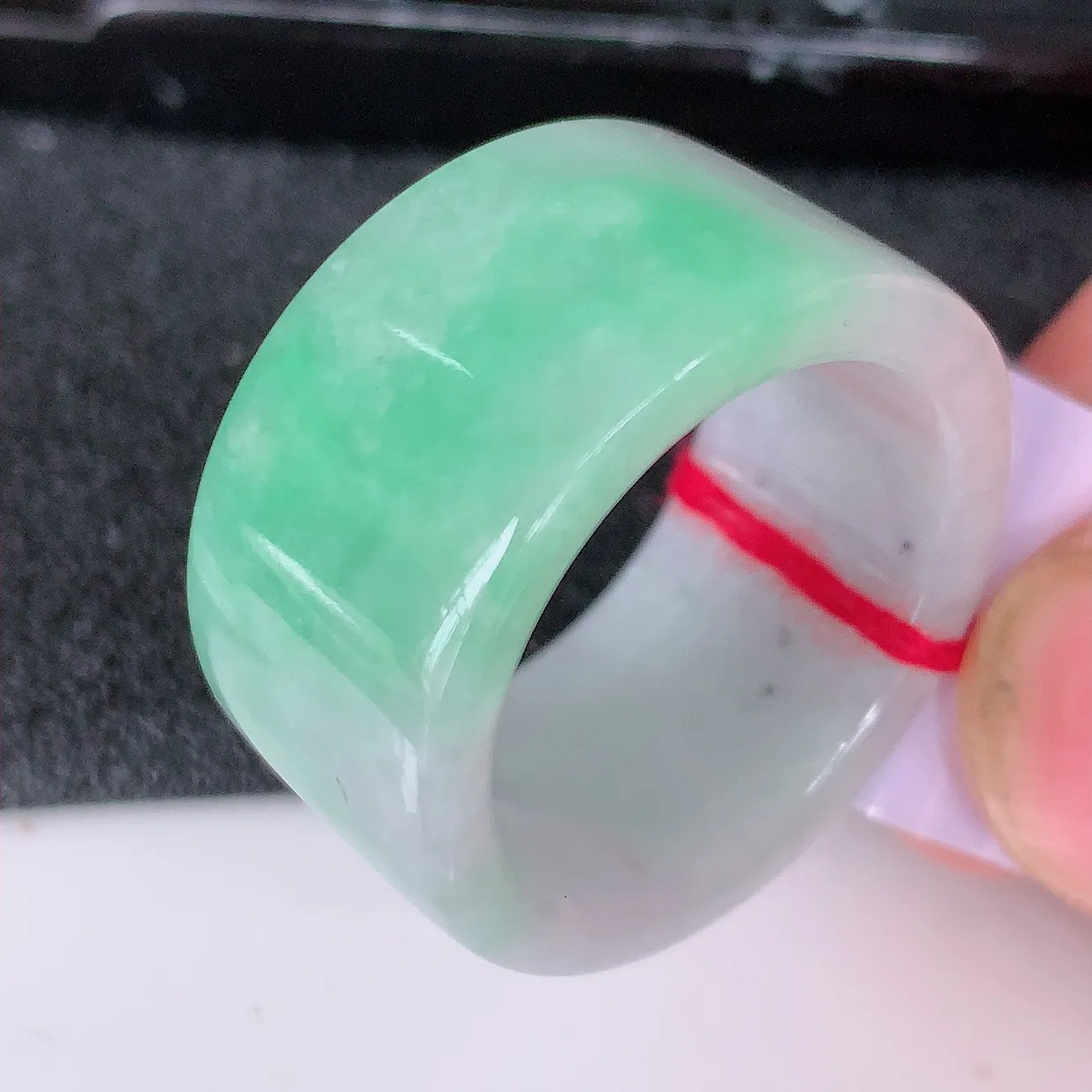 自然光实拍，21.3mm内径飘绿翡翠扳指，冰润指环，玉扳指，戒指，财源滚滚，玉质细腻起胶，27圈口，种水好！#39.20尺寸21.3*14.2-3.6