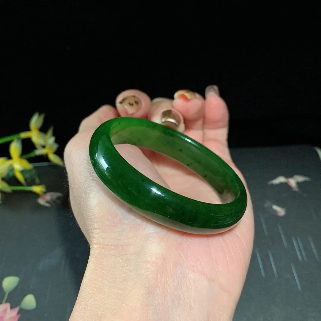 和田玉51圈口菠菜绿碧玉手镯！玉质细腻油润 底色纯净 无裂无棉 脂粉好，品质高