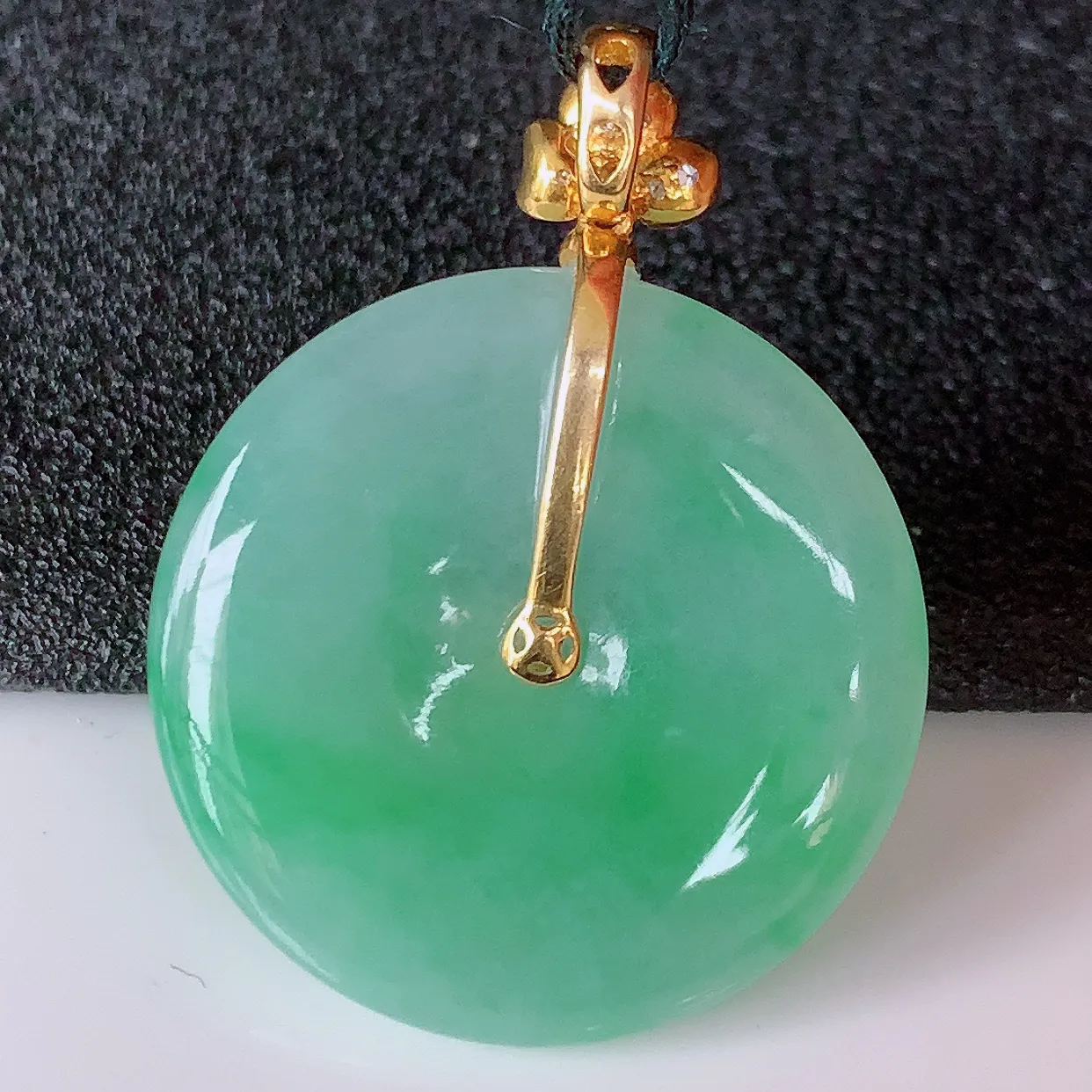 自然光实拍，18K金镶嵌水润翡翠平安扣吊坠，玉扣，冰润光泽，寓意平平安安，平安扣佩戴时尚漂亮！#00.20整体33*25.5*5.5裸石25.5*25.5