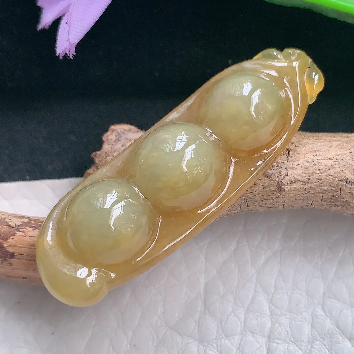 Lz实拍46*15.8*9.5天然翡翠a货黄翡四季豆玉坠 饱满平安福豆连中三元豆荚