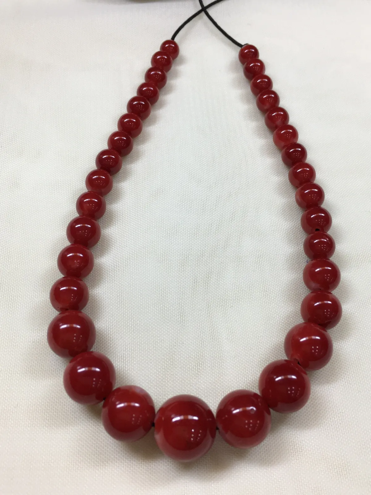 【天然日本阿卡红珊瑚10.3mm圆珠塔链款】难得高瓷度，整条少虫眼少白芯的阿卡圆珠。整条深红颜色，珠子直径10.3-5.3mm，每颗珠子均为天然的珊瑚，珊瑚自古就为佛教珍宝，深海千年有机宝石！收藏价值高、可传承！总重15.27克！追求品质者的福音！实物漂亮！
