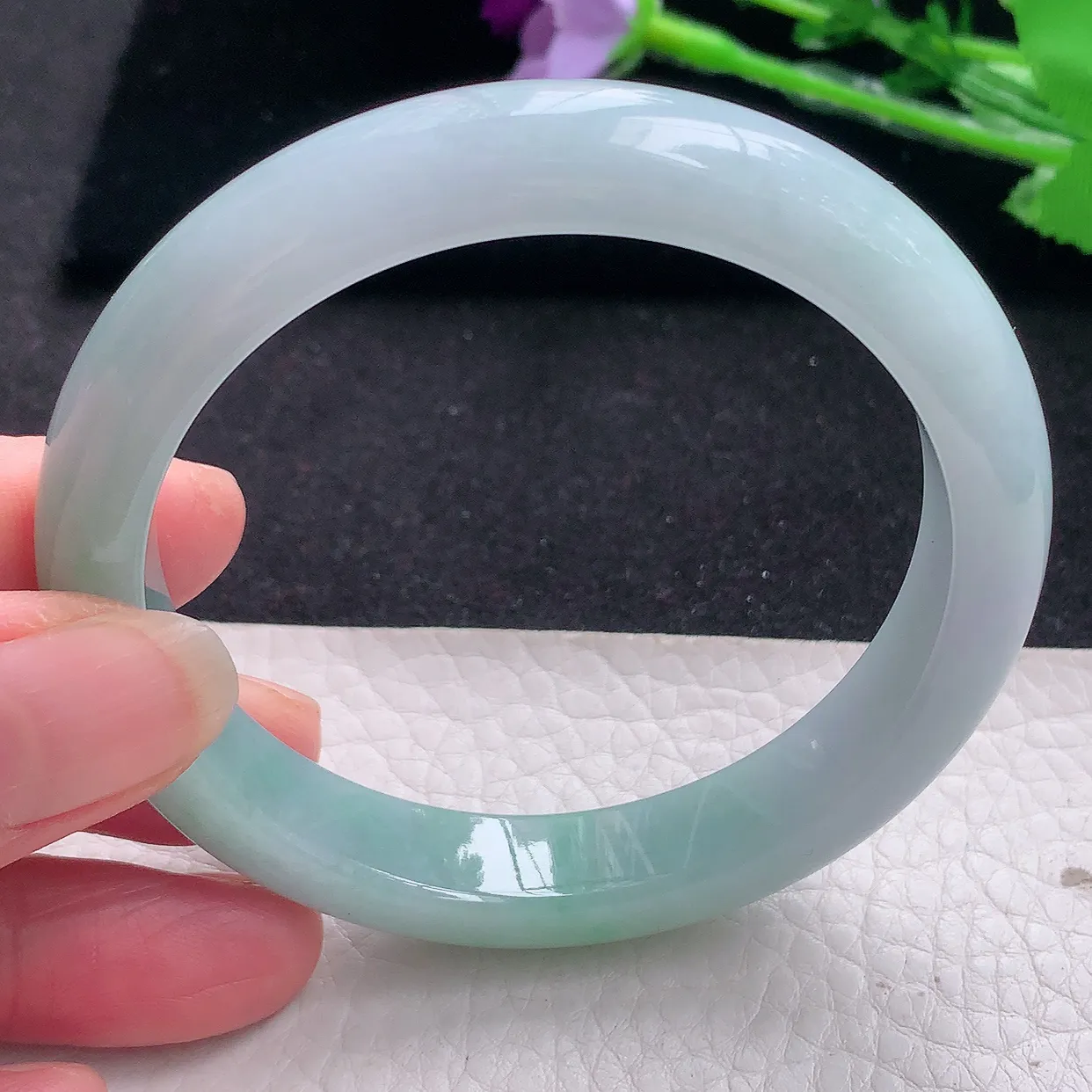 n自然光57*11.3*8.2平安镯 翡翠A货玉手镯胶感飘绿宽边玉手环