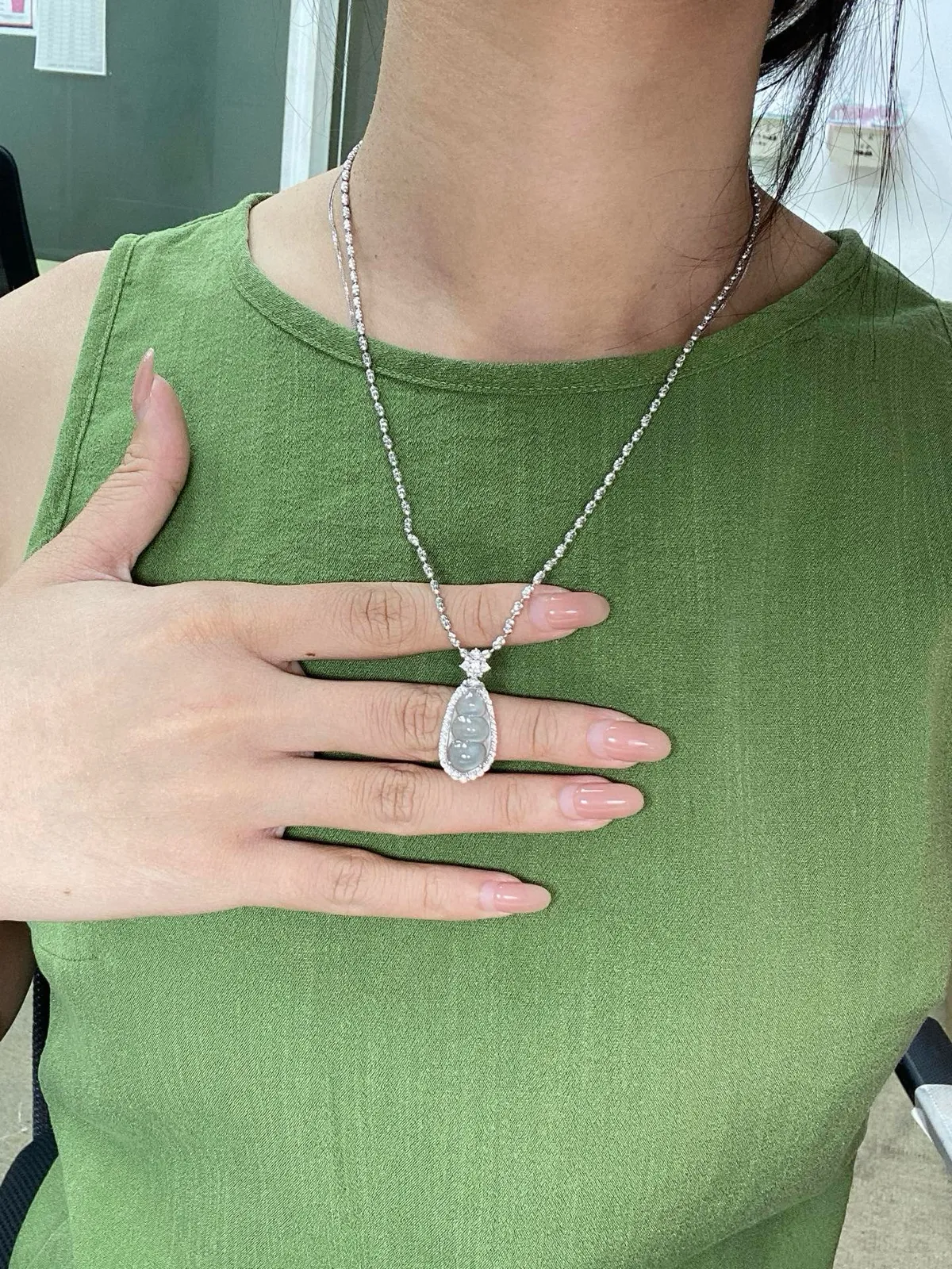 【冰种福豆吊坠】种地上乘，冰感十足，通透起光，饱满圆润，18k金钻镶嵌，裸石尺寸19.3*9.9*3.4毫米