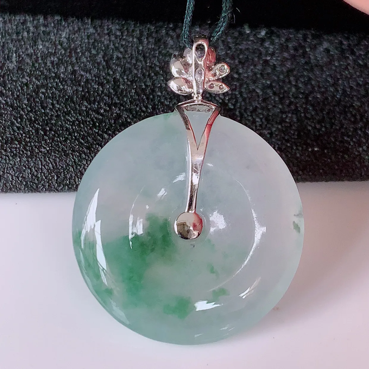 自然光实拍，18K金镶嵌冰种飘花翡翠平安扣吊坠，玉扣，冰润光泽，寓意平平安安，平安扣佩戴时尚漂亮！#1.20整体31.8*23.5*6.2裸石23.5*23.5