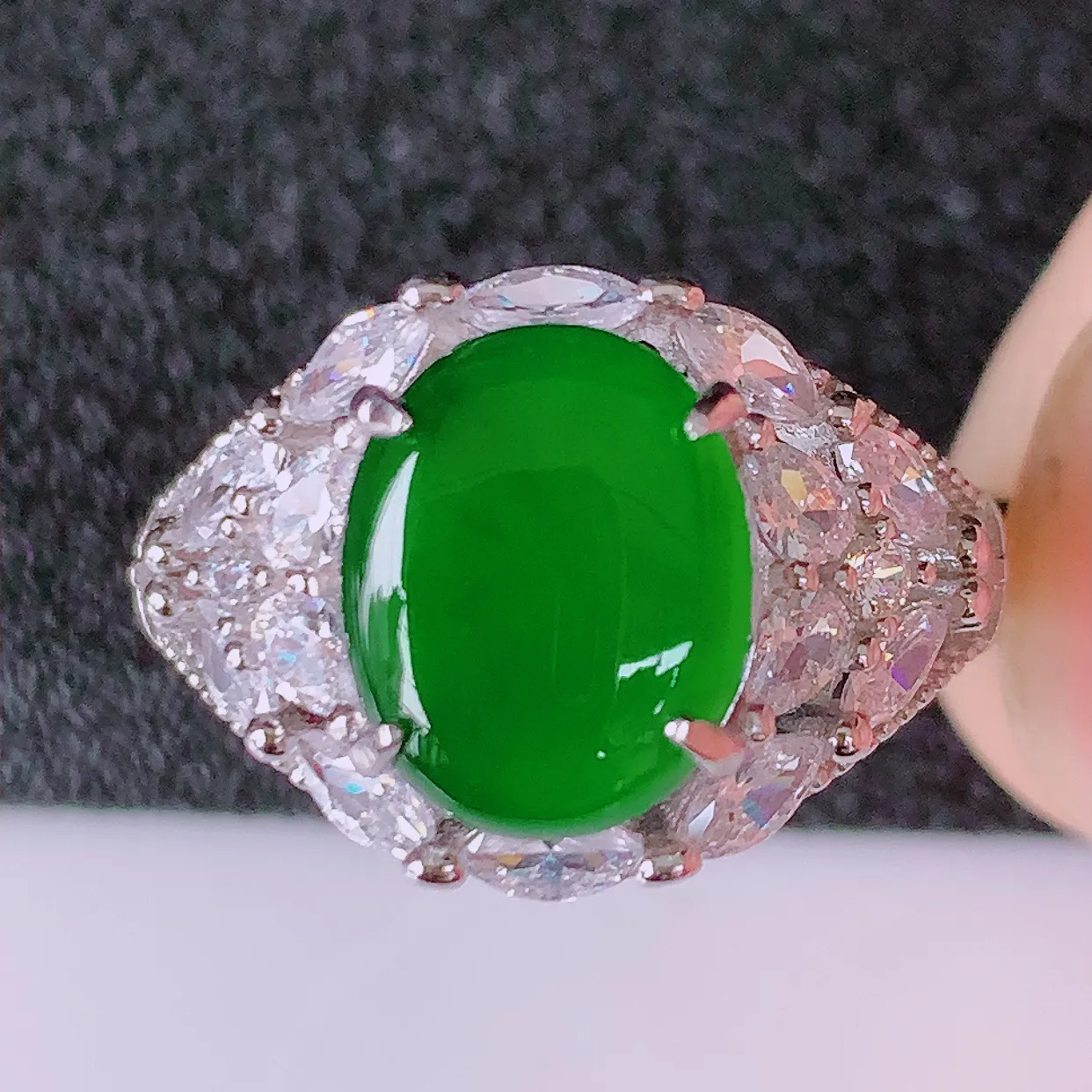 冰透满绿翡翠925银镶嵌戒指，自然光实拍，翠色灵动，颜色漂亮，种老水足，品相佳，佩戴佳品！#97.20（圈口可调大小）整体23*17*5.5裸石10/7.8