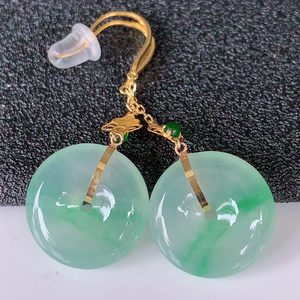 18k金镶嵌冰种飘绿翡翠平安扣耳坠，沁人心脾，耳坠佩戴效果大气出众，尽显气质。种水好，胶感足，颜相当漂亮，高性价比，值得入手品鉴！#41.20整体34.5裸石尺寸13.5*4.2