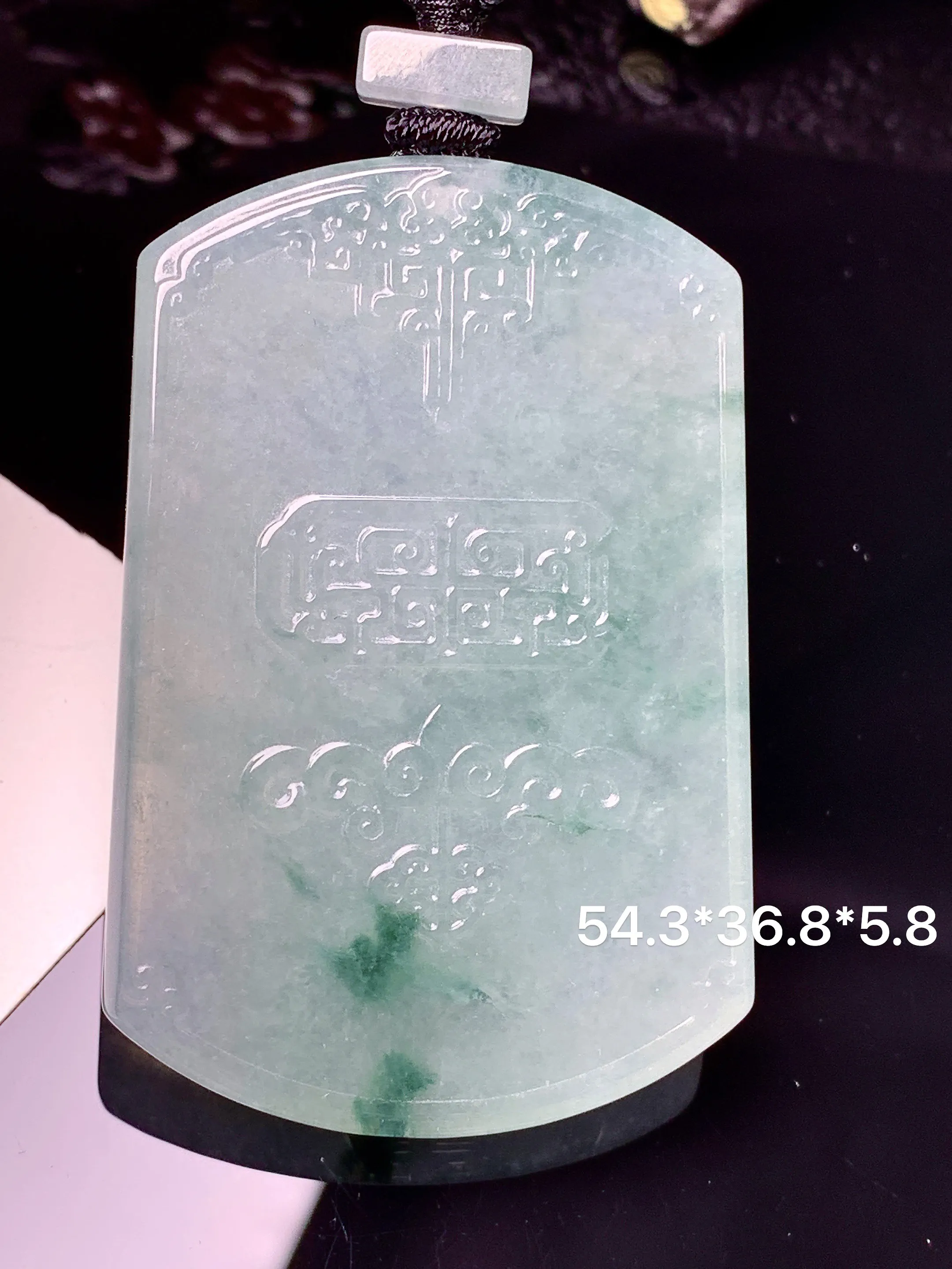 飘绿无事牌吊坠 玉质细腻 色泽清新艳丽 整体尺寸54.3*36.8*5.8