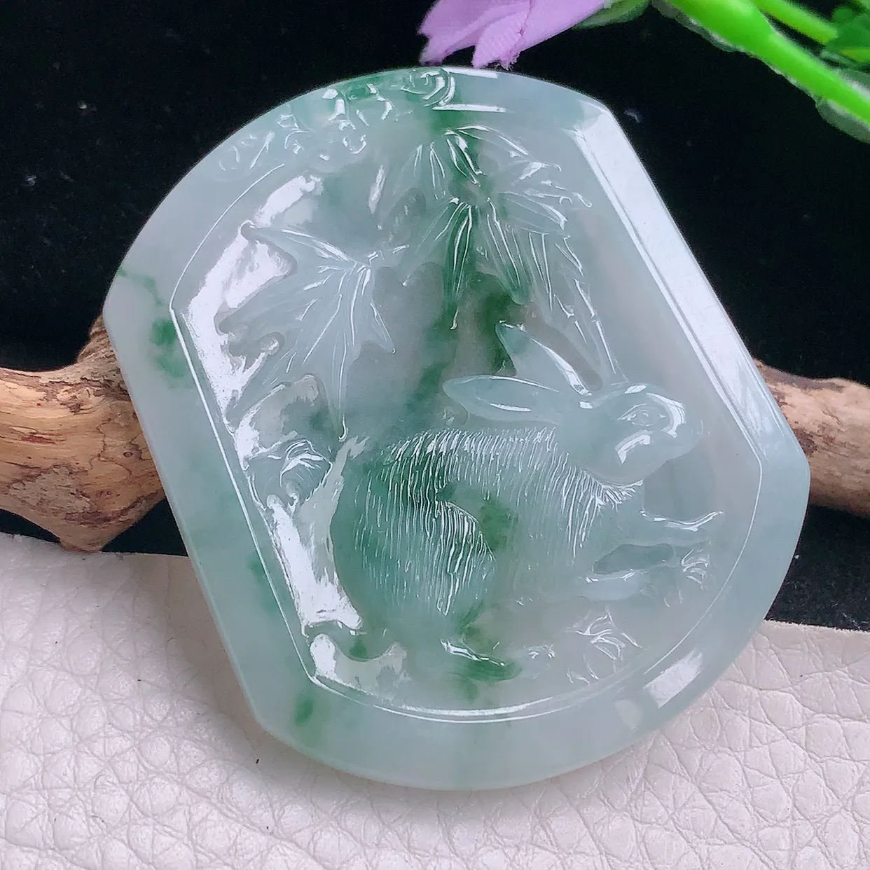 kh实拍51.8*43.8*5天然翡翠a货冰飘花生肖兔子吊坠 聪明伶俐玉佩