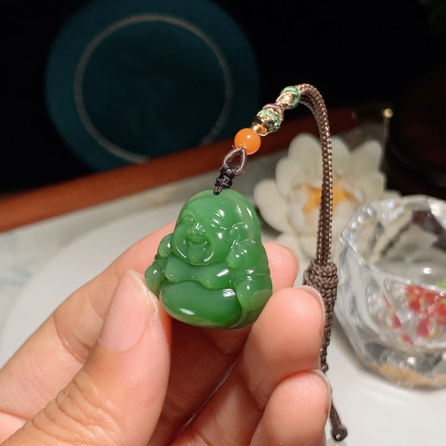 和田玉阳绿俄罗斯碧玉佛引福来挂件。尺寸25/25/7重10克。玉质细腻油润。手推出油。佩戴高端典雅。