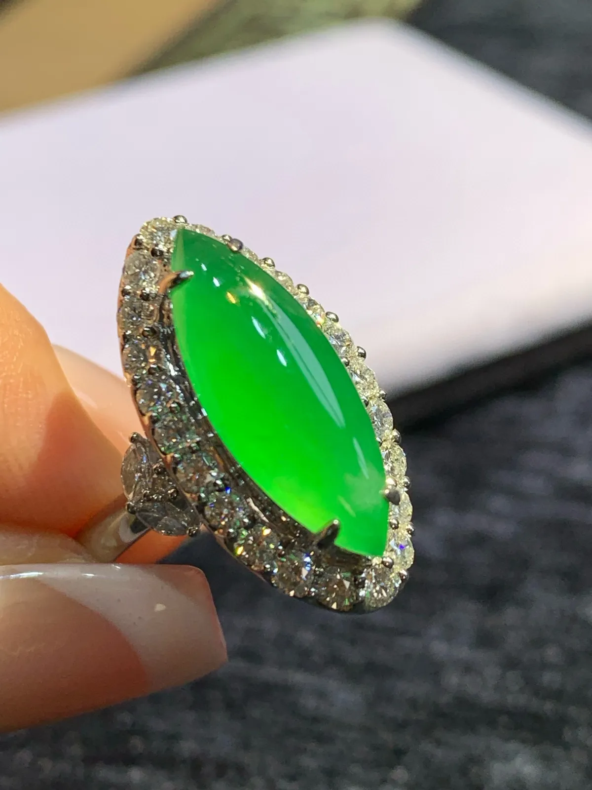 天然缅甸A货翡翠，马眼戒指
18K金镶嵌钻石