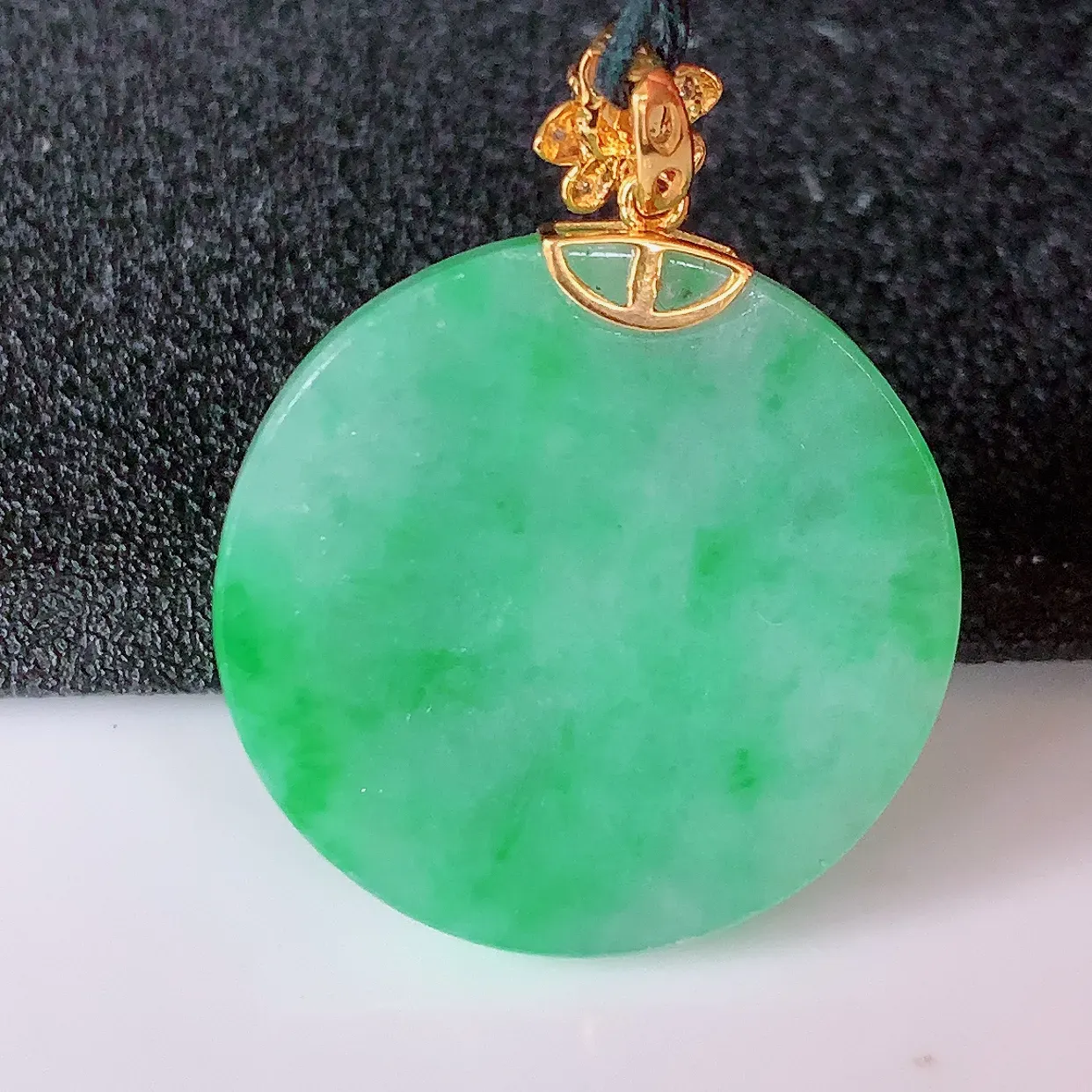 自然光实拍，18K金镶嵌水润飘绿翡翠圆平安无事牌吊坠，平平安安，无事牌翠色灵动，佩戴平安时尚！#00.20整体31.5*24.5*5.5裸石24.5*24.5