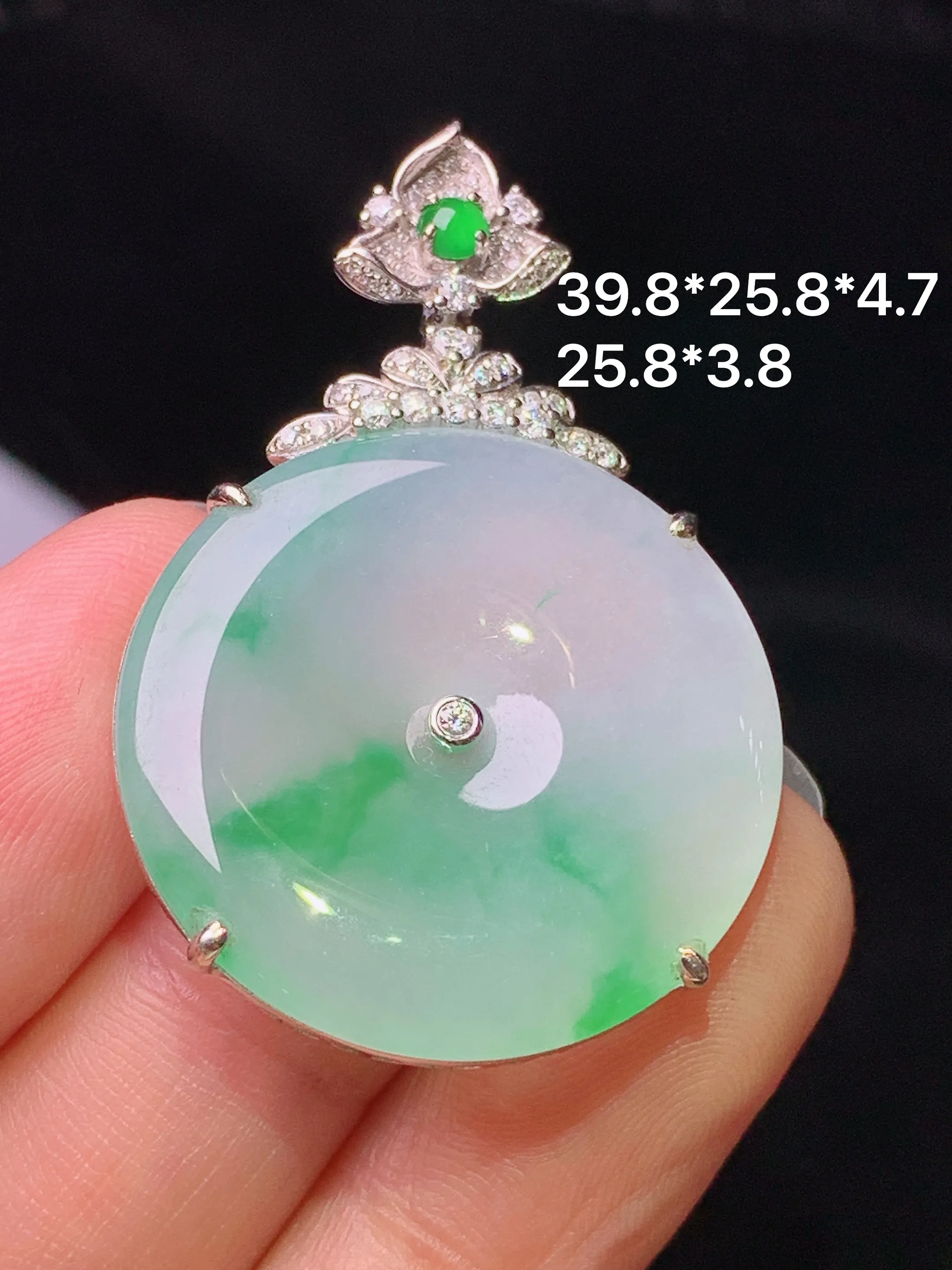 18k金钻镶嵌飘绿平安扣吊坠 玉质细腻 色泽清新艳丽 整体尺寸39.8*25.8*4.7