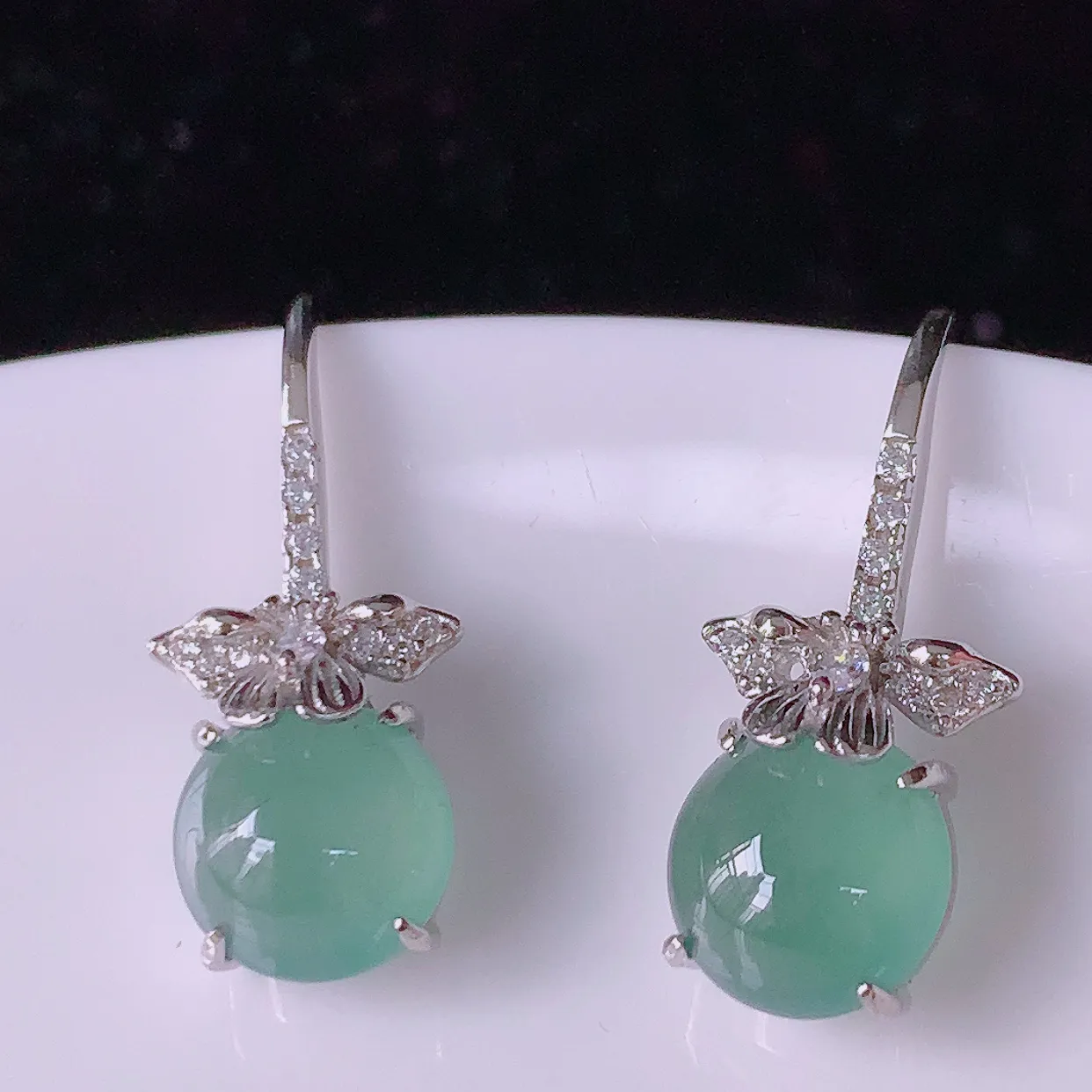 冰透满绿翡翠925银镶嵌耳坠，自然光实拍，翠色灵动，颜色漂亮，种老水足，品相佳，佩戴佳品！#97.20整体21*9*5.5裸石尺寸8*8